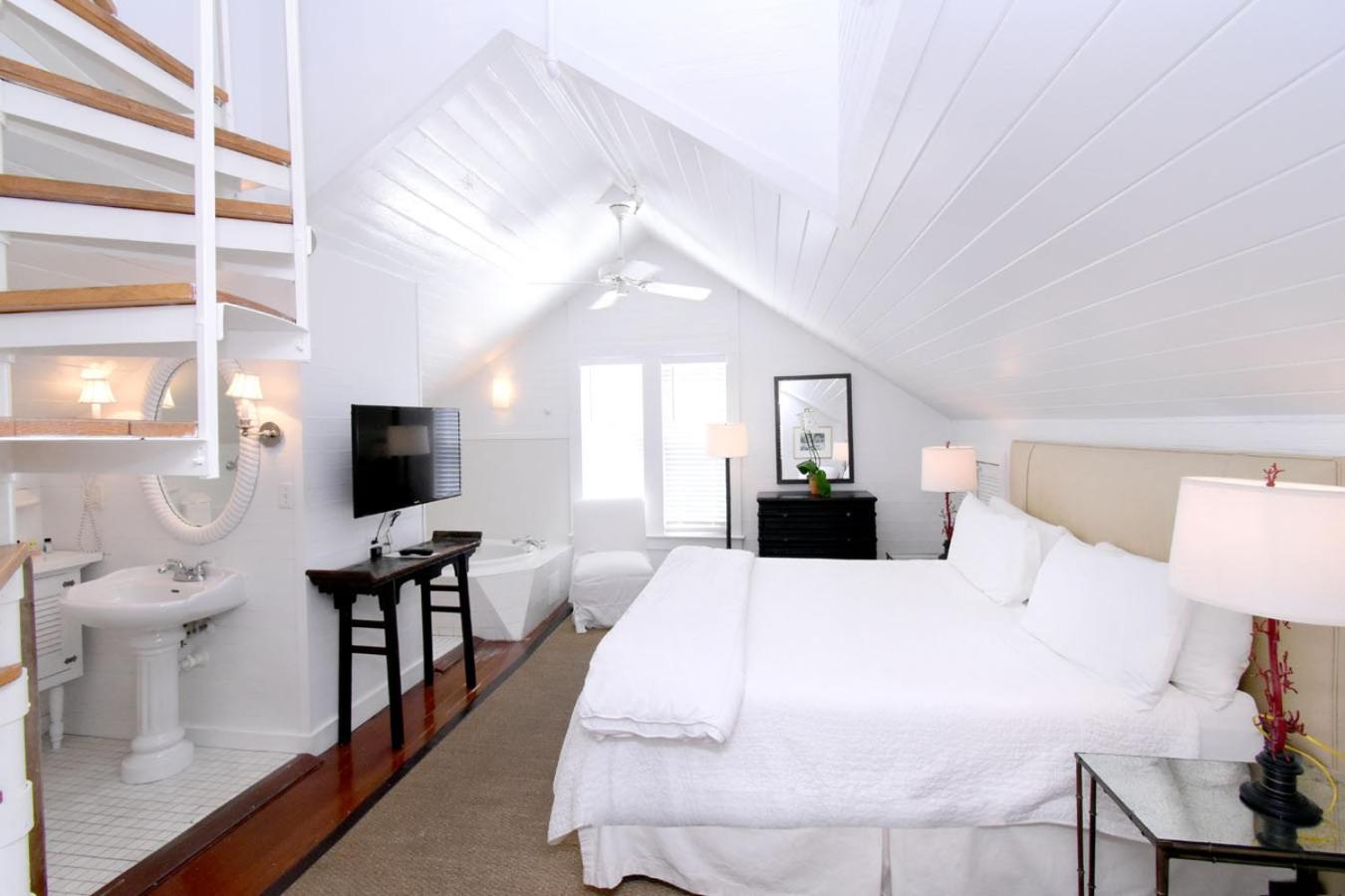 Deluxe King Room - Photo 4