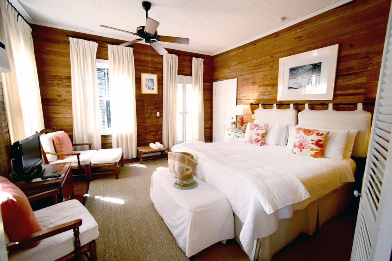 Deluxe King Room - Photo 2