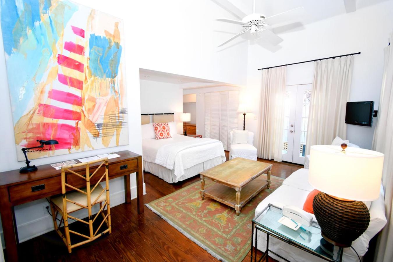 Deluxe Queen Room - Photo 7