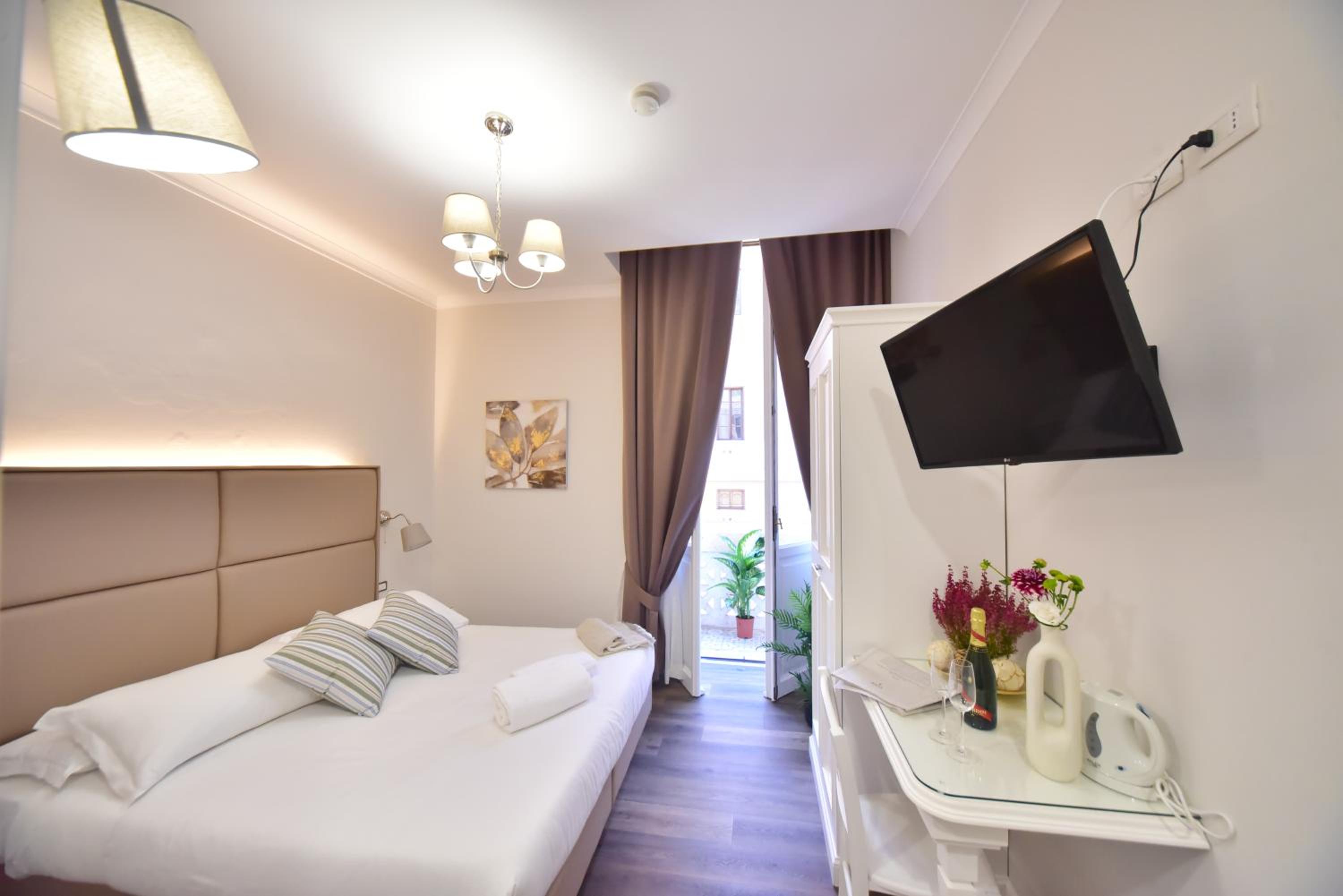 Deluxe Double Room with Balcony photo 1