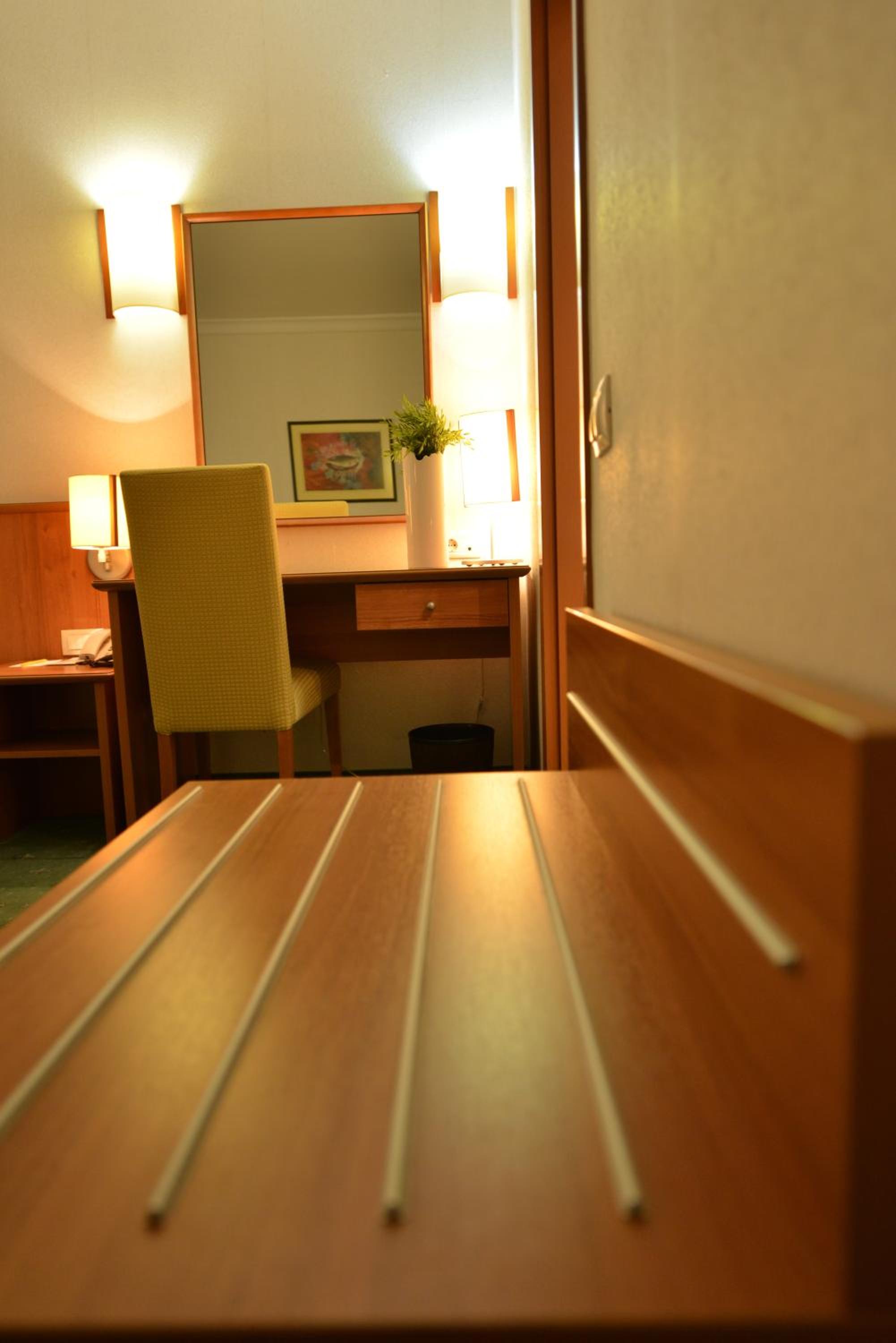 Twin Room - Photo 3