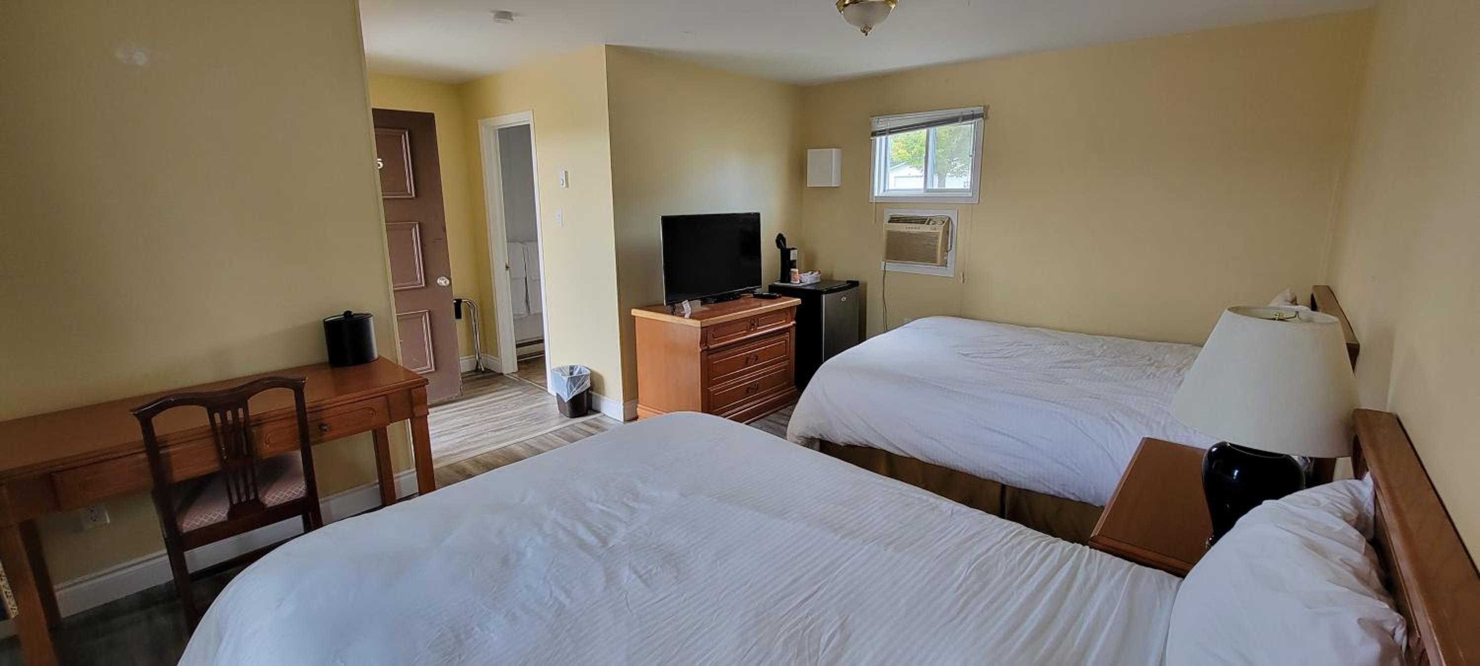 Queen Room photo 2