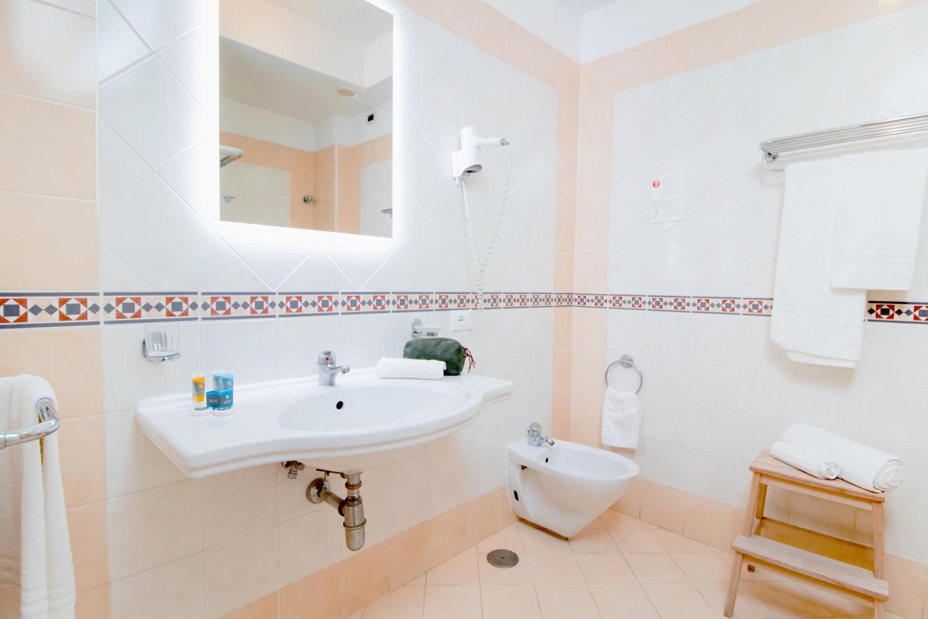 Standard Double or Twin Room with Garden View - Photo 2