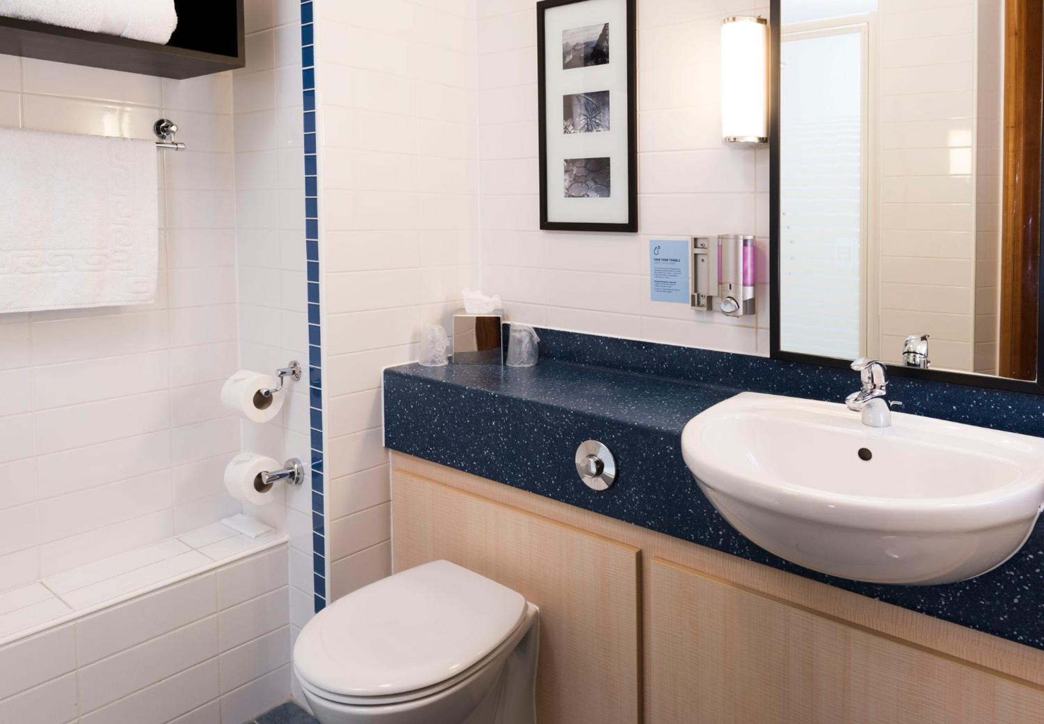Standard Double Room with Free Hot Breakfast - Photo 6