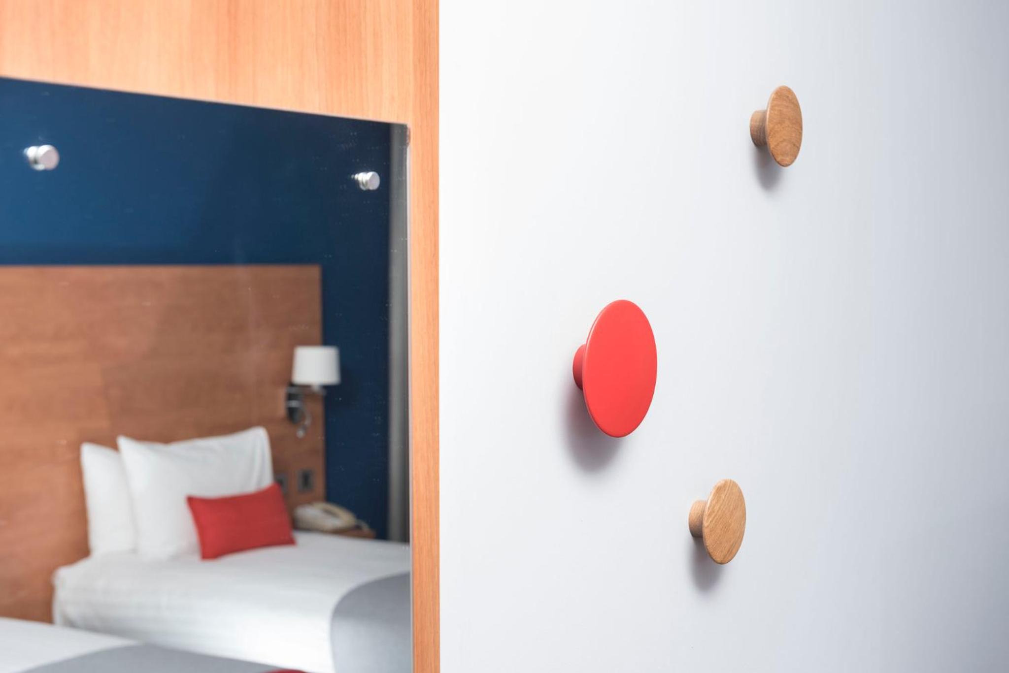 Standard Room with Free Hot Breakfast - Photo 2