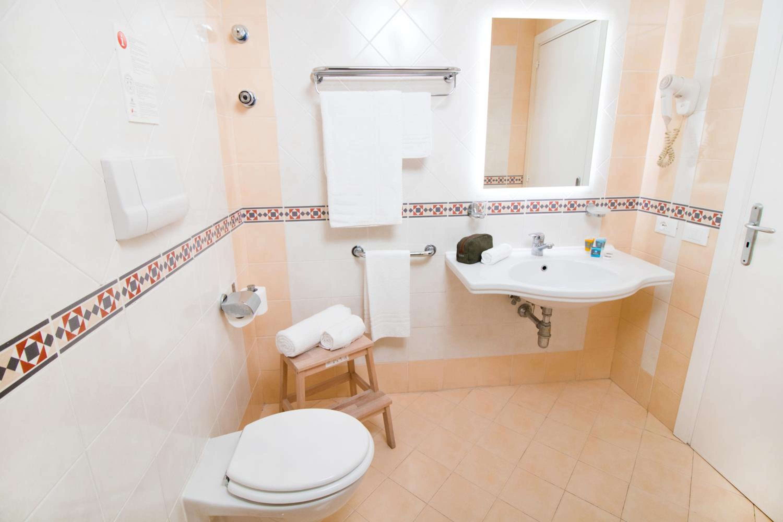 Economy Double or Twin Room with Balcony Internal View  - Photo 5