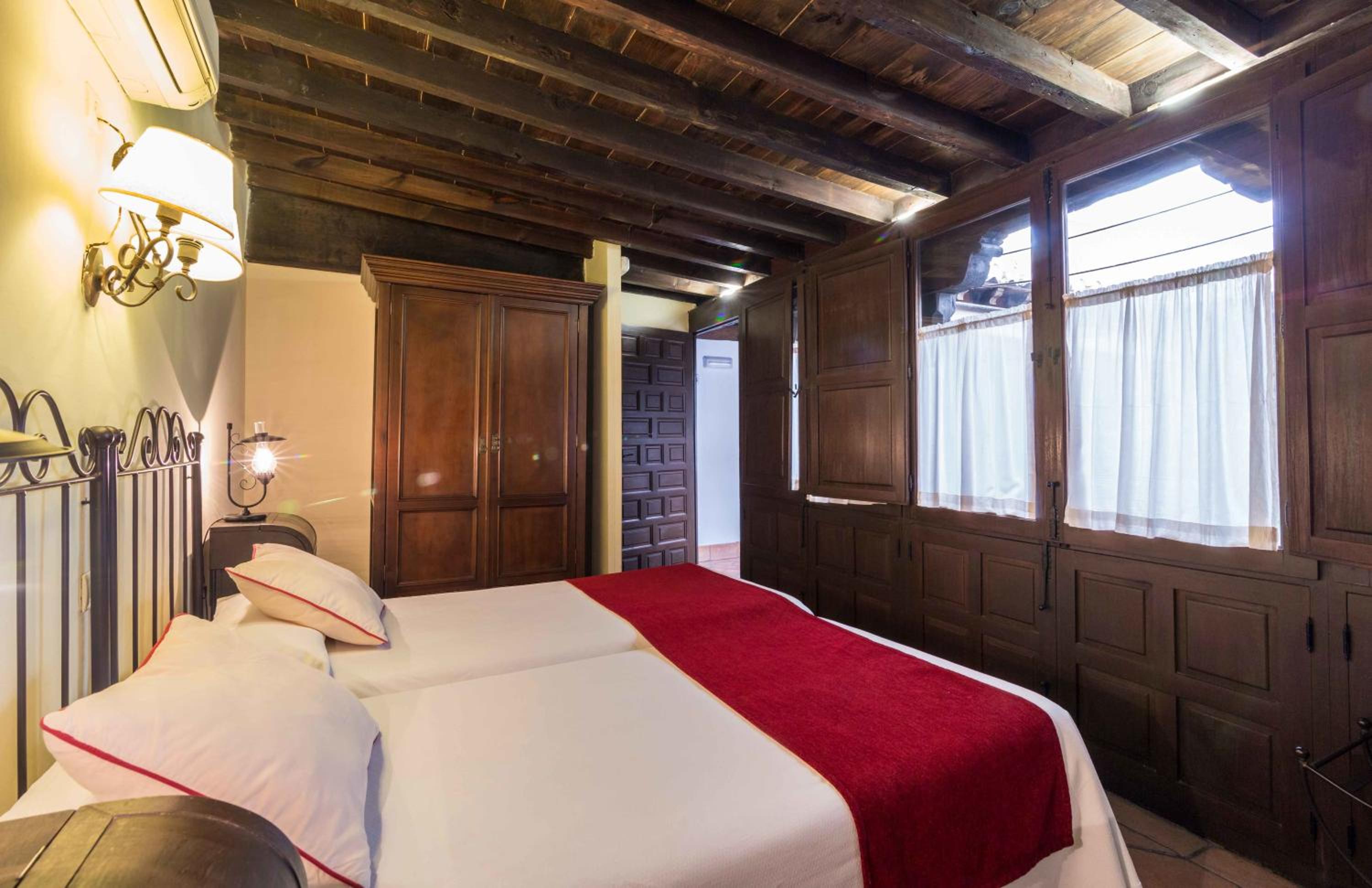 Standard Double or Twin Room - Photo 13