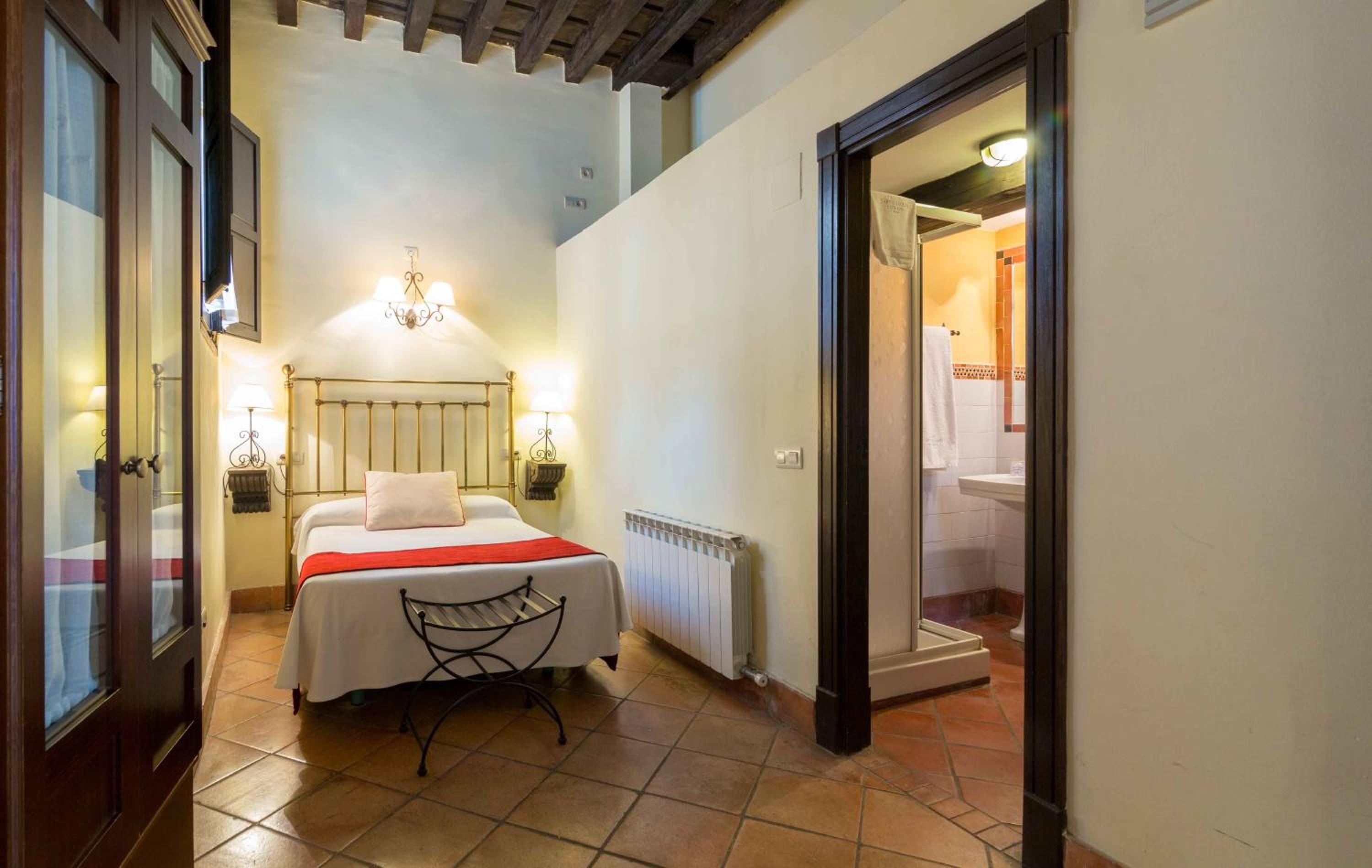 Standard Double or Twin Room - Photo 22