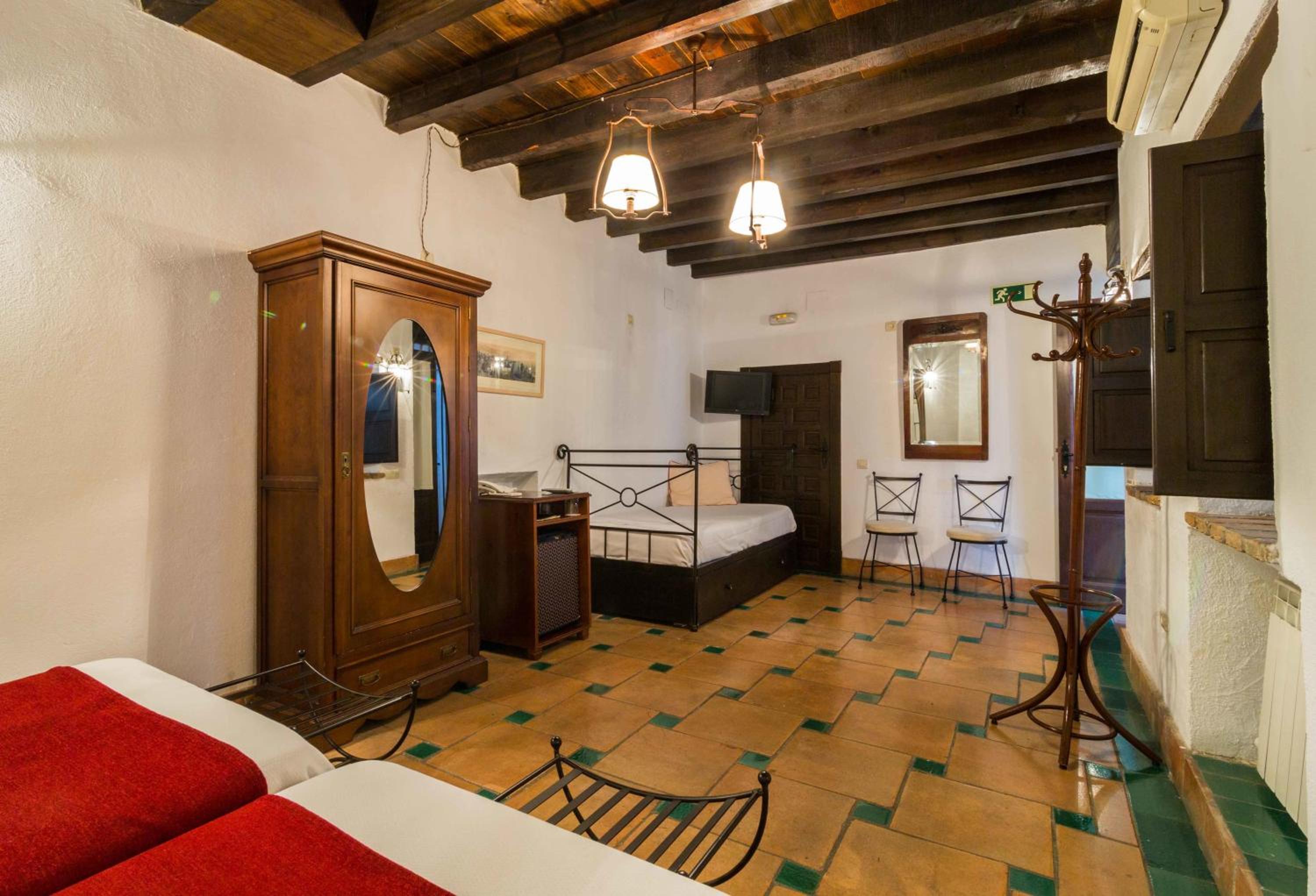 Standard Double Room with Extra Bed - Photo 6