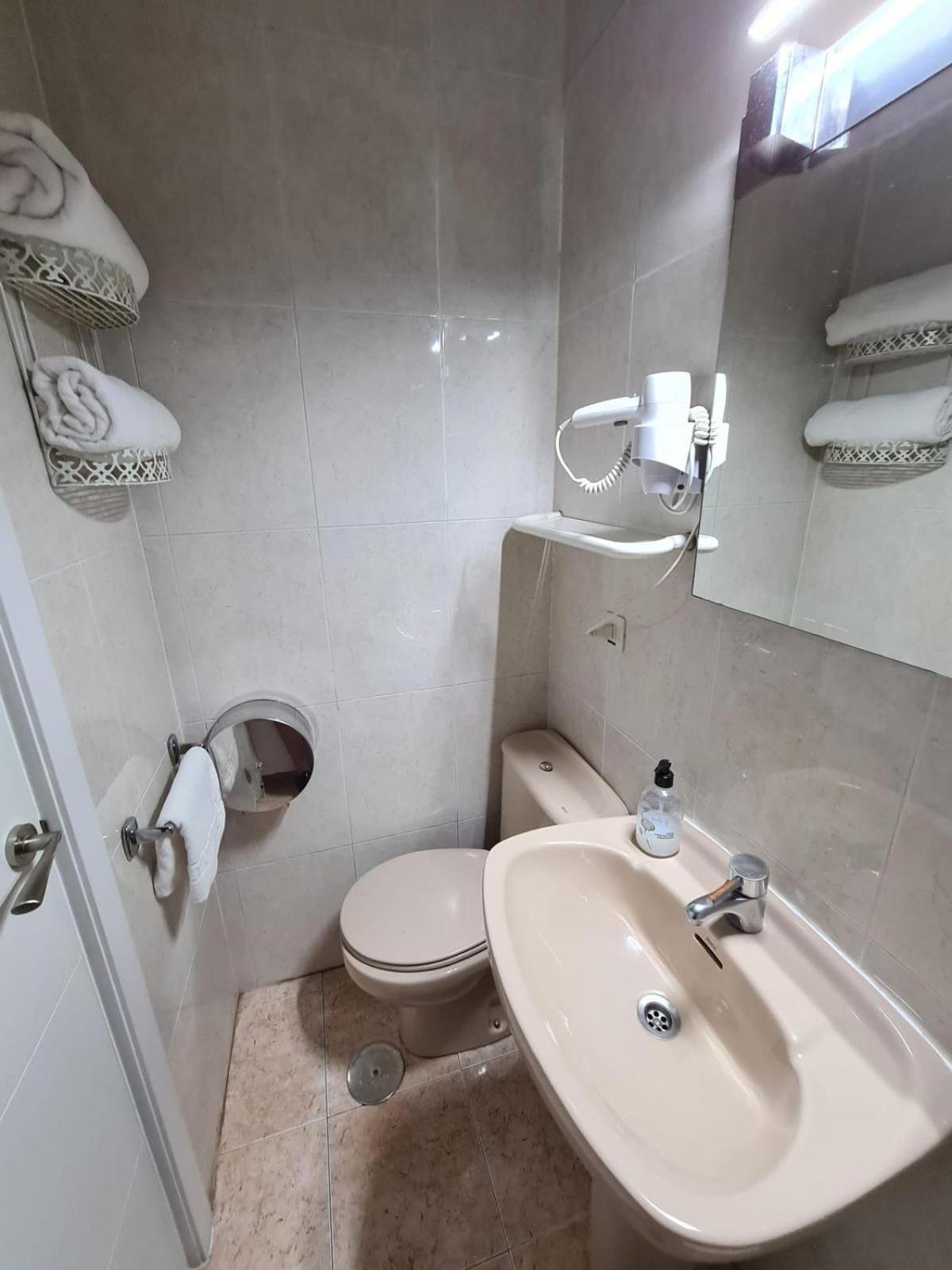 Double or Twin Room - Photo 10