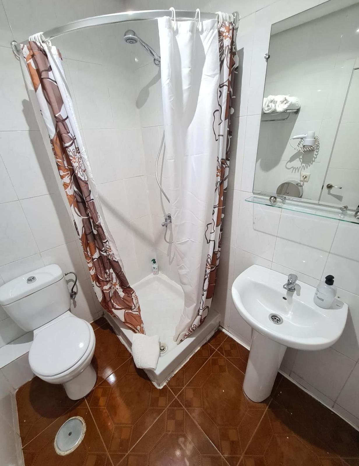 Double or Twin Room - Photo 14