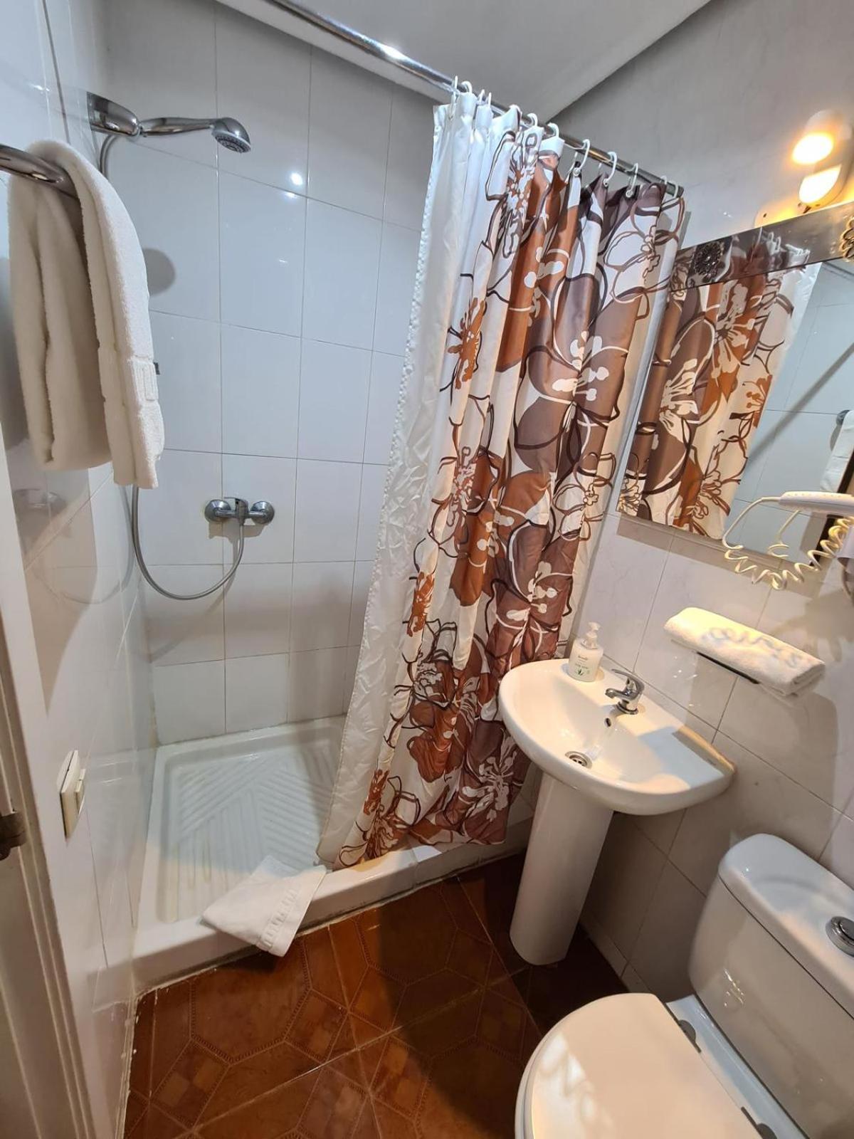 Double or Twin Room - Photo 9