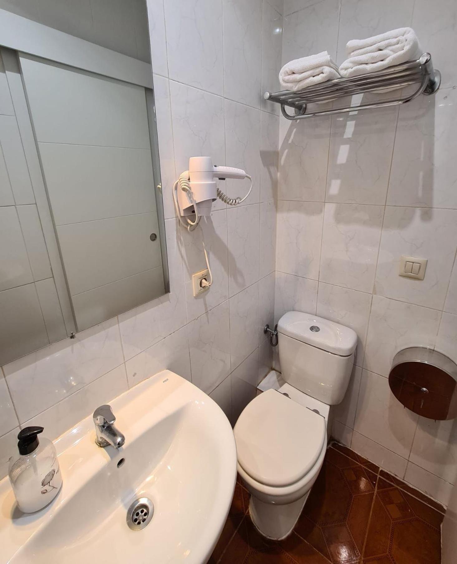 Double or Twin Room - Photo 7