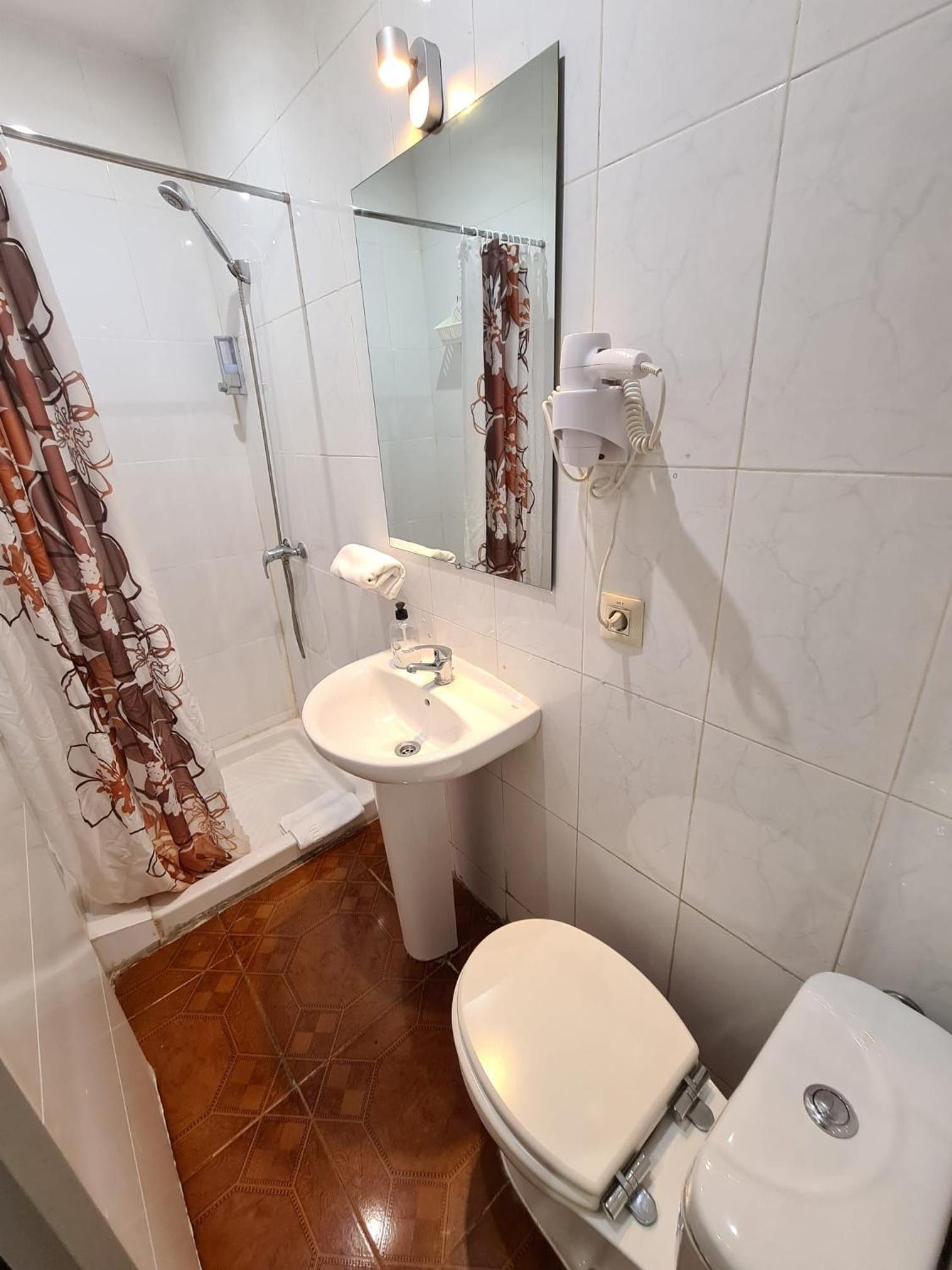 Double or Twin Room - Photo 8