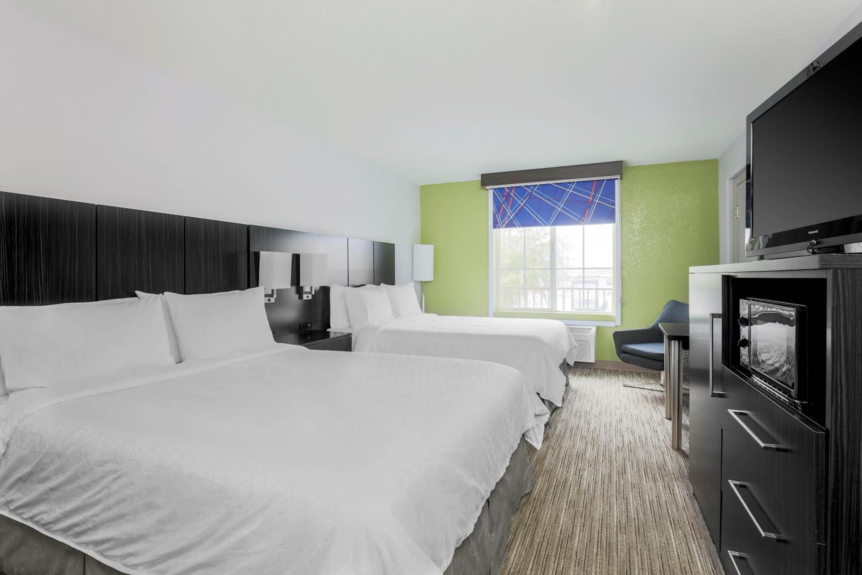 Standard Queen Room with Two Queen Beds photo 1