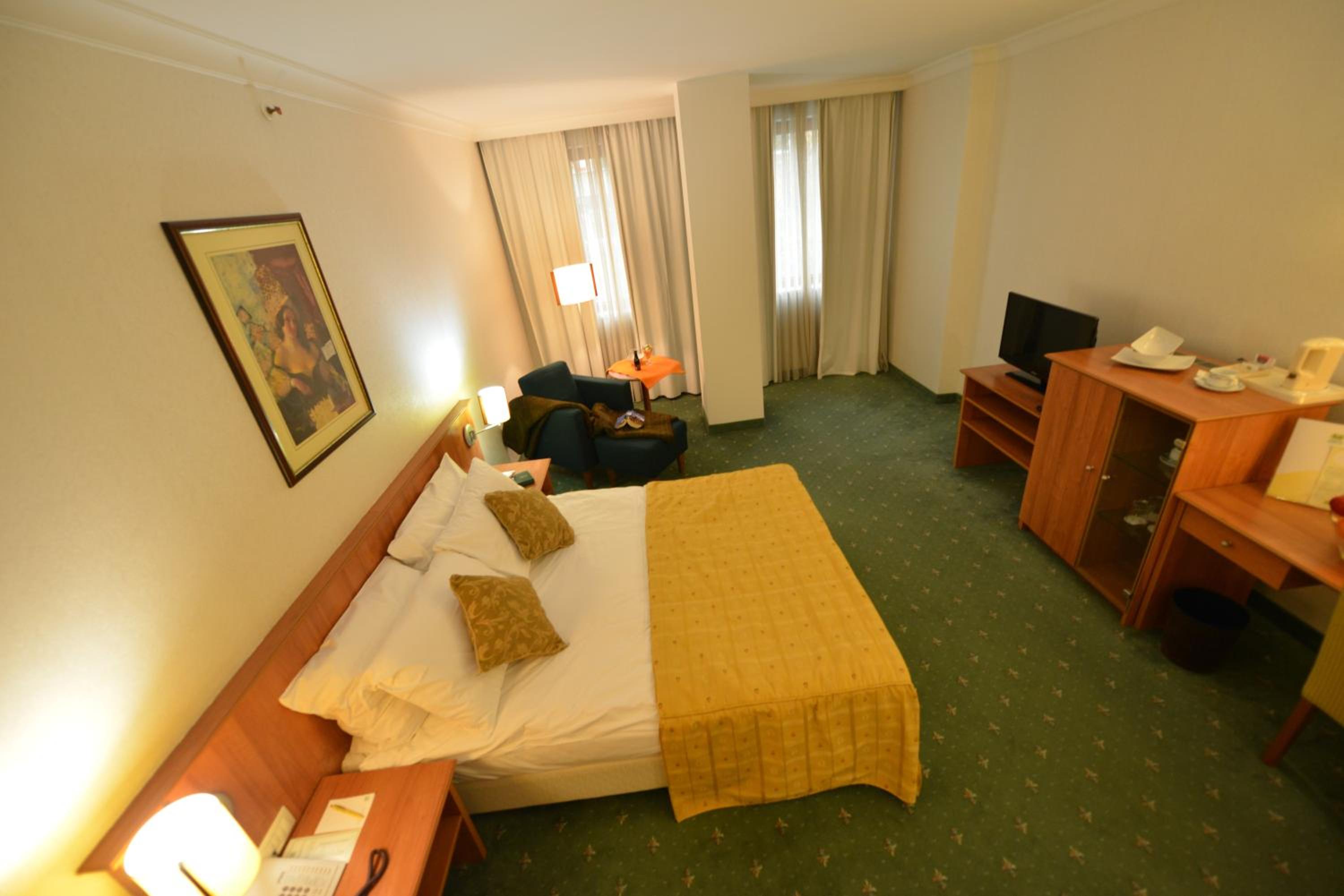 Double Room - Photo 7