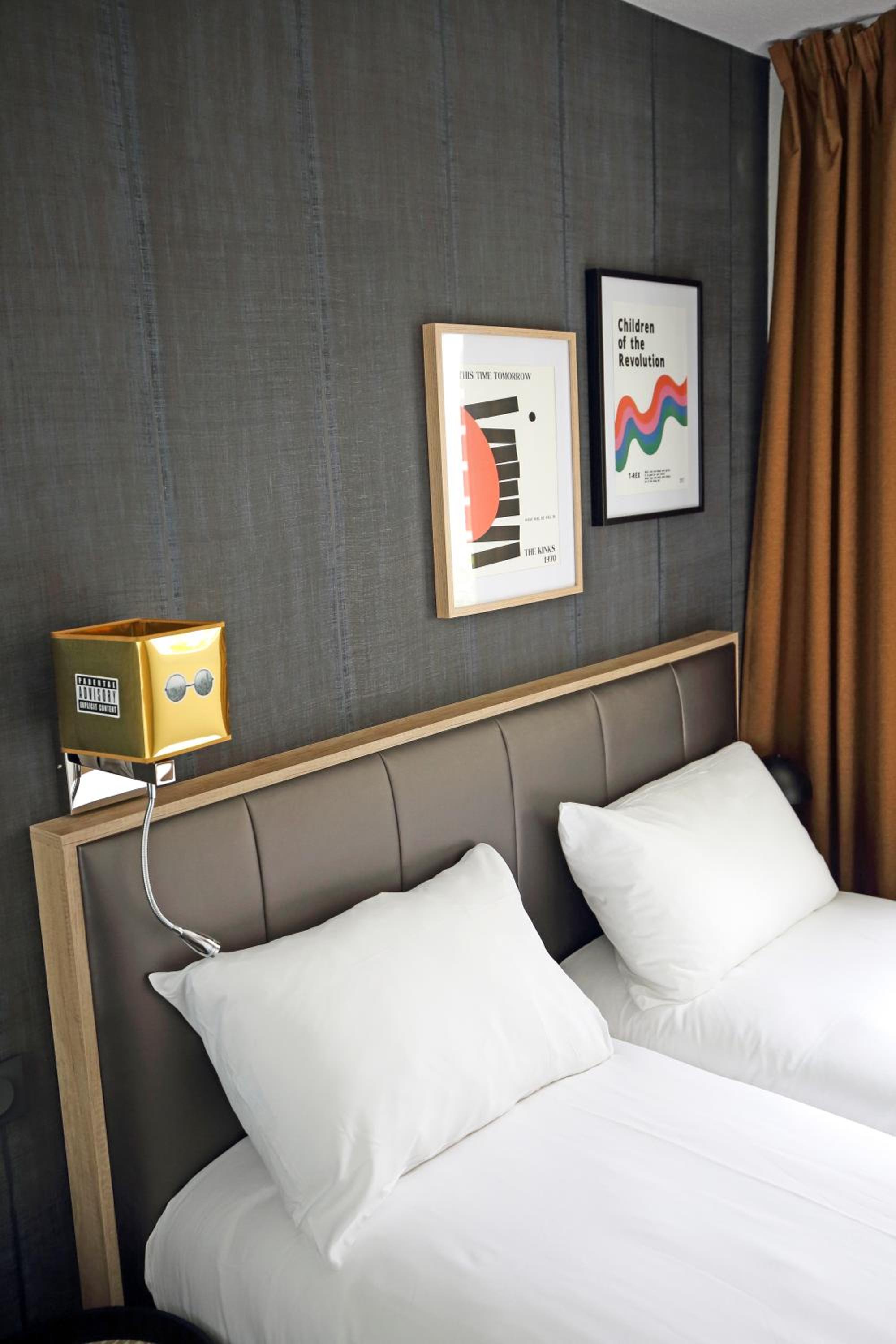 POP Room with 2 single beds photo 3