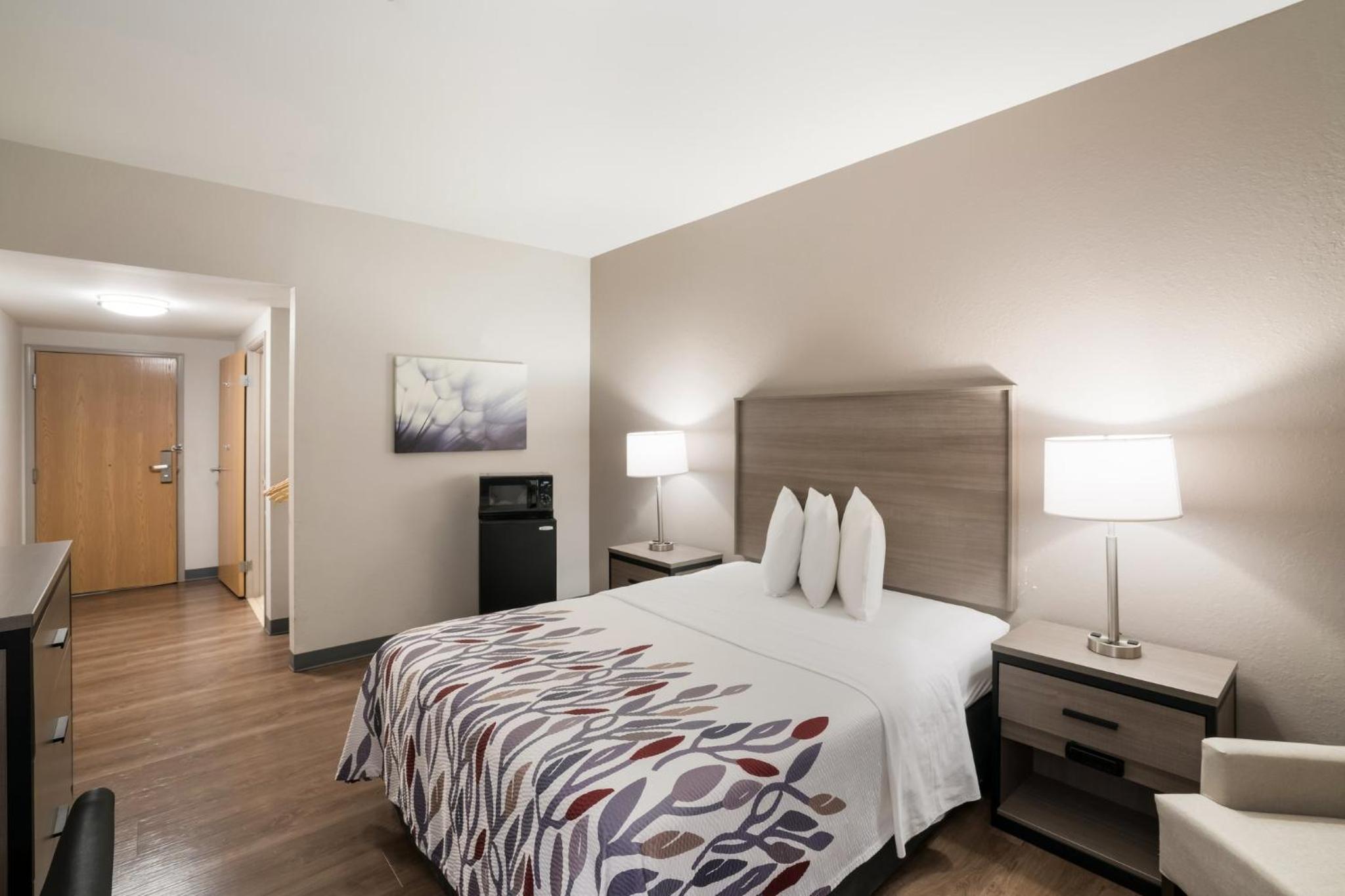 Deluxe Room with One Queen Bed Disability Access Non-Smoking photo 3