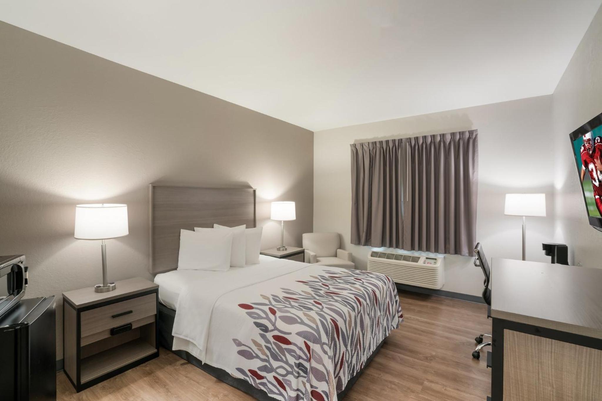 Deluxe Room with One Queen Bed Disabilty Access Roll-In Shower Non-Smoking photo 3