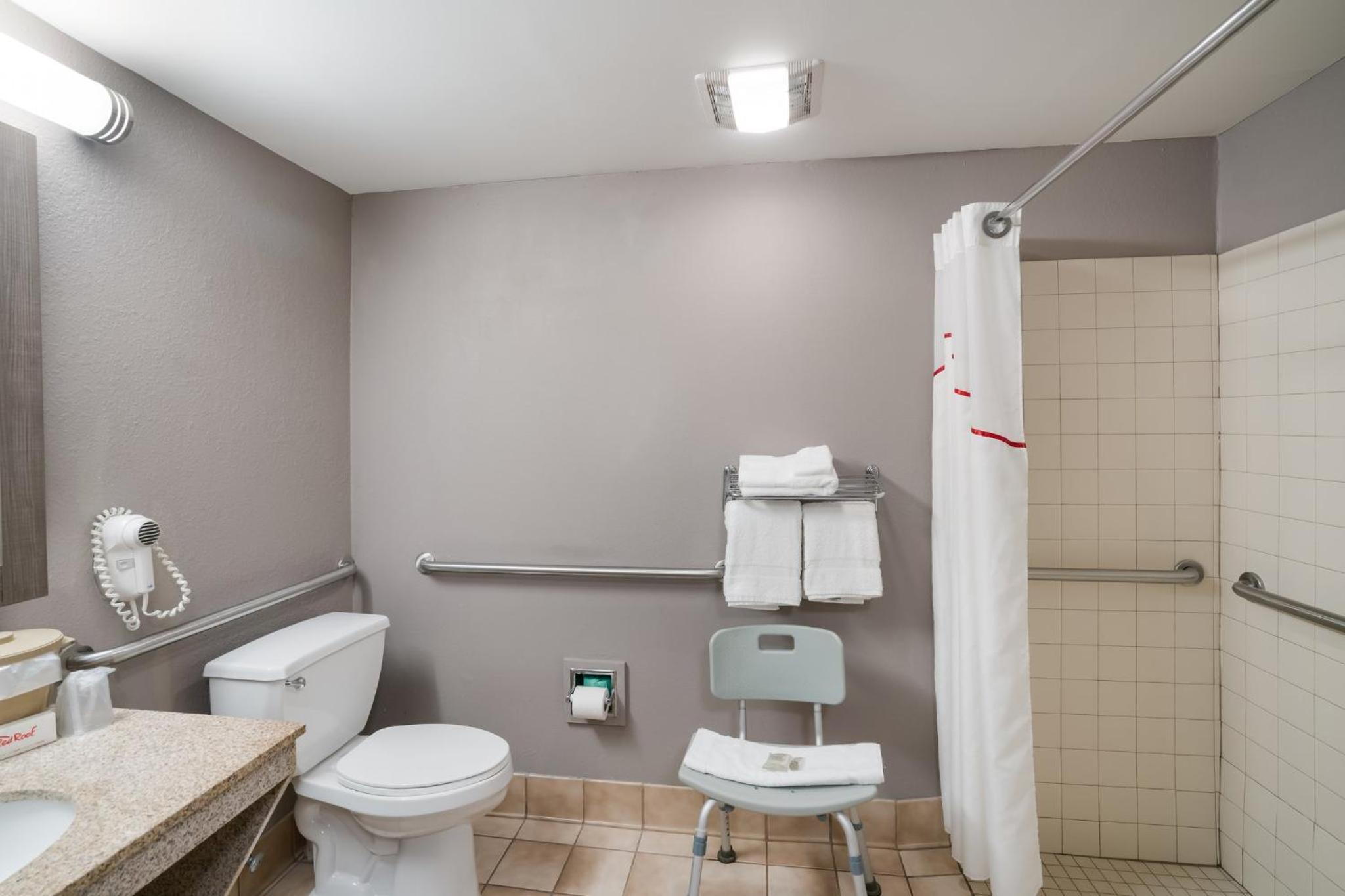 Deluxe Room with One Queen Bed Disabilty Access Roll-In Shower Non-Smoking
