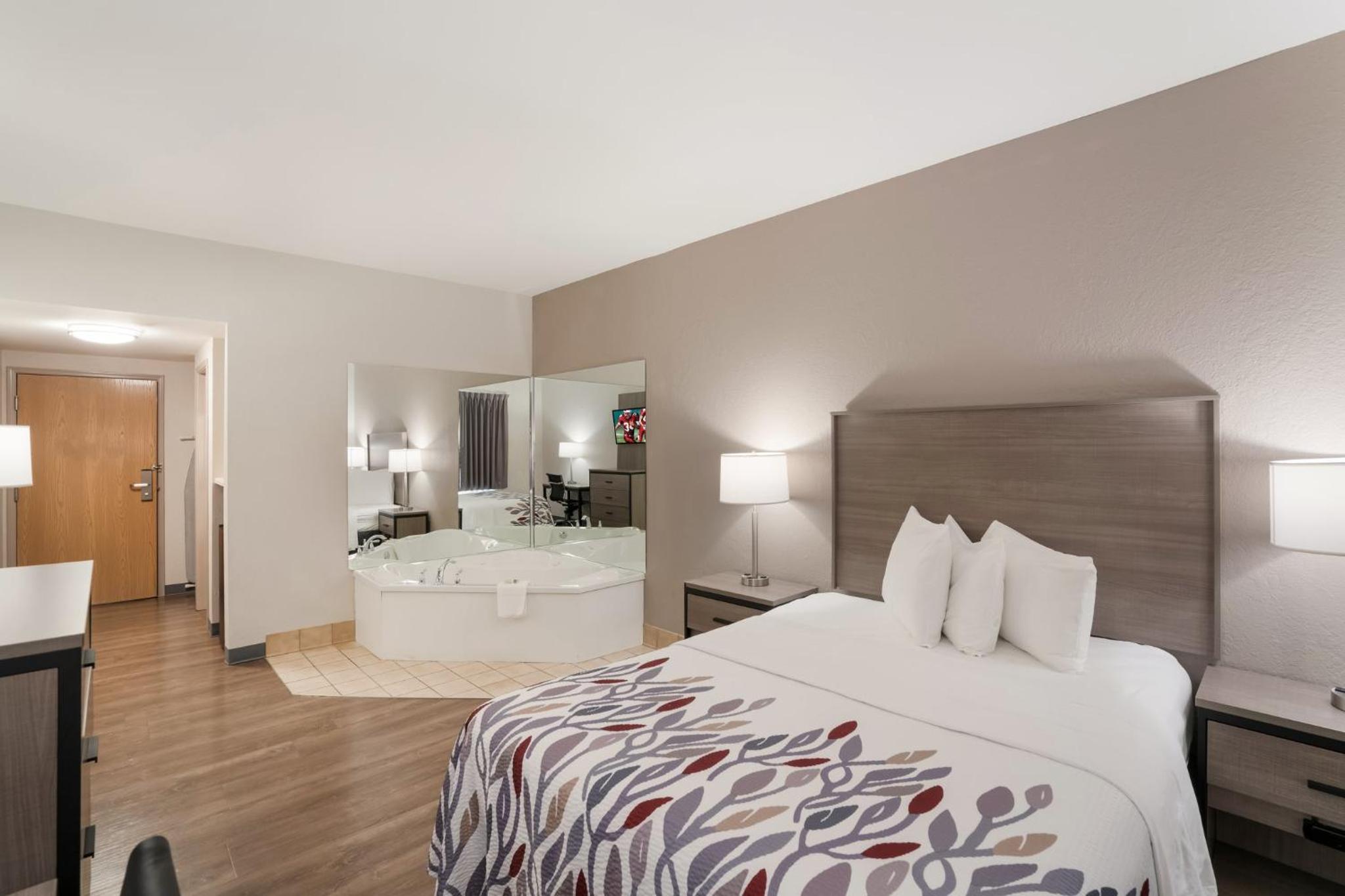 Superior Room with One Queen Bed Spa Bath Non-Smoking photo 2