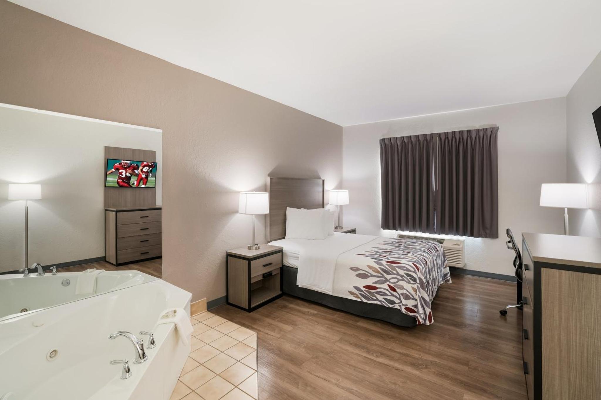 Superior Room with One Queen Bed Spa Bath Non-Smoking photo 3