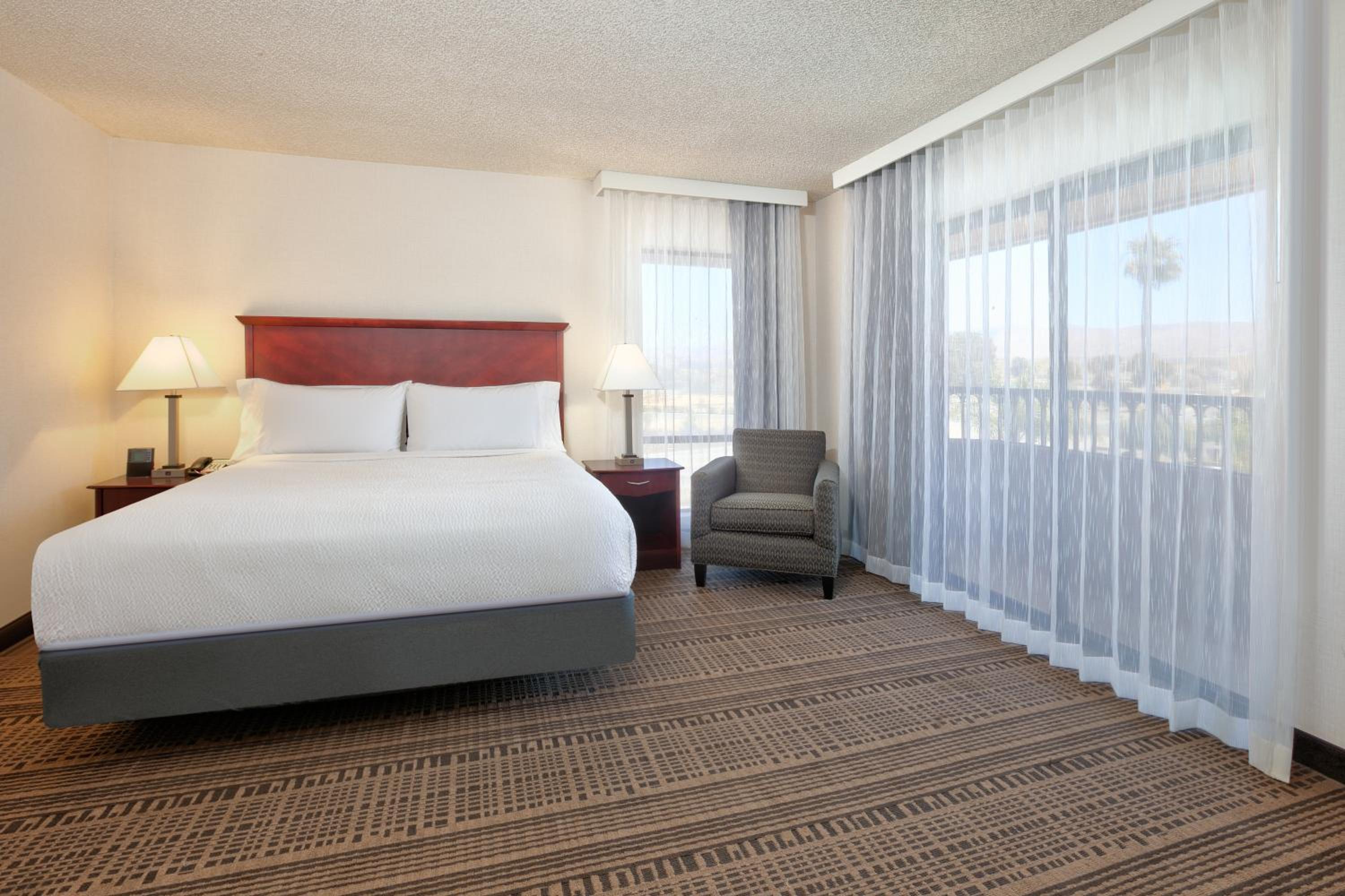 One-Bedroom King Suite - Photo 4