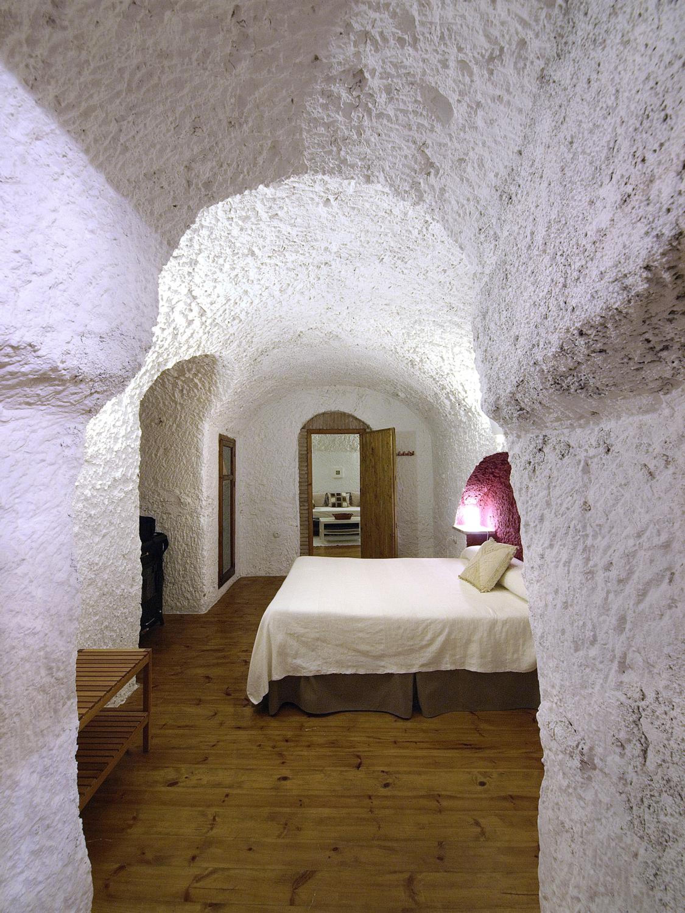 Superior Cave with Hot tub - Photo 25