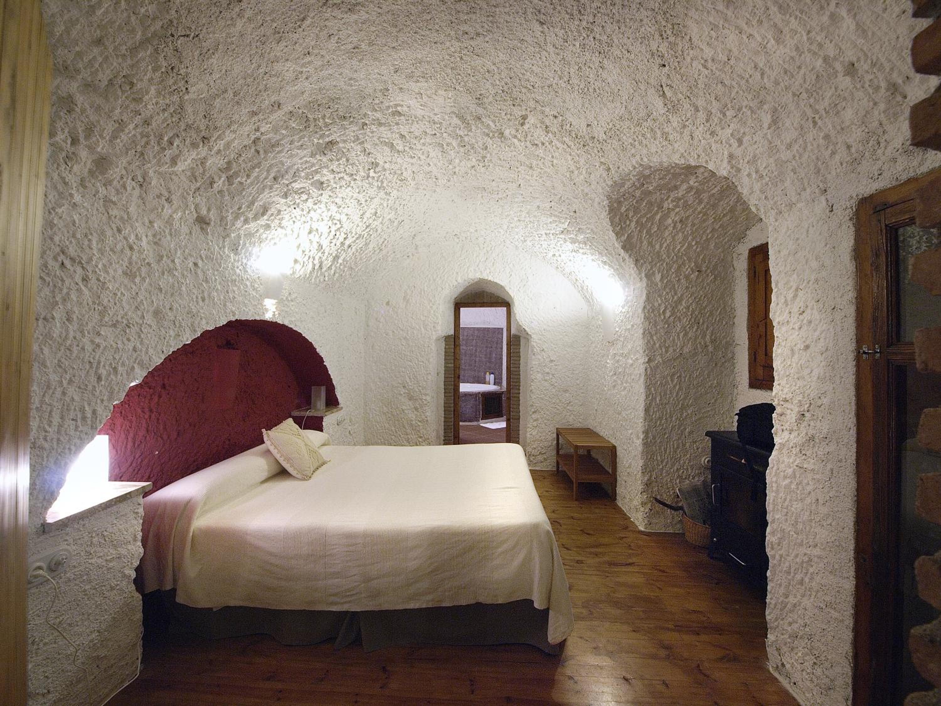 Superior Cave with Hot tub - Photo 24