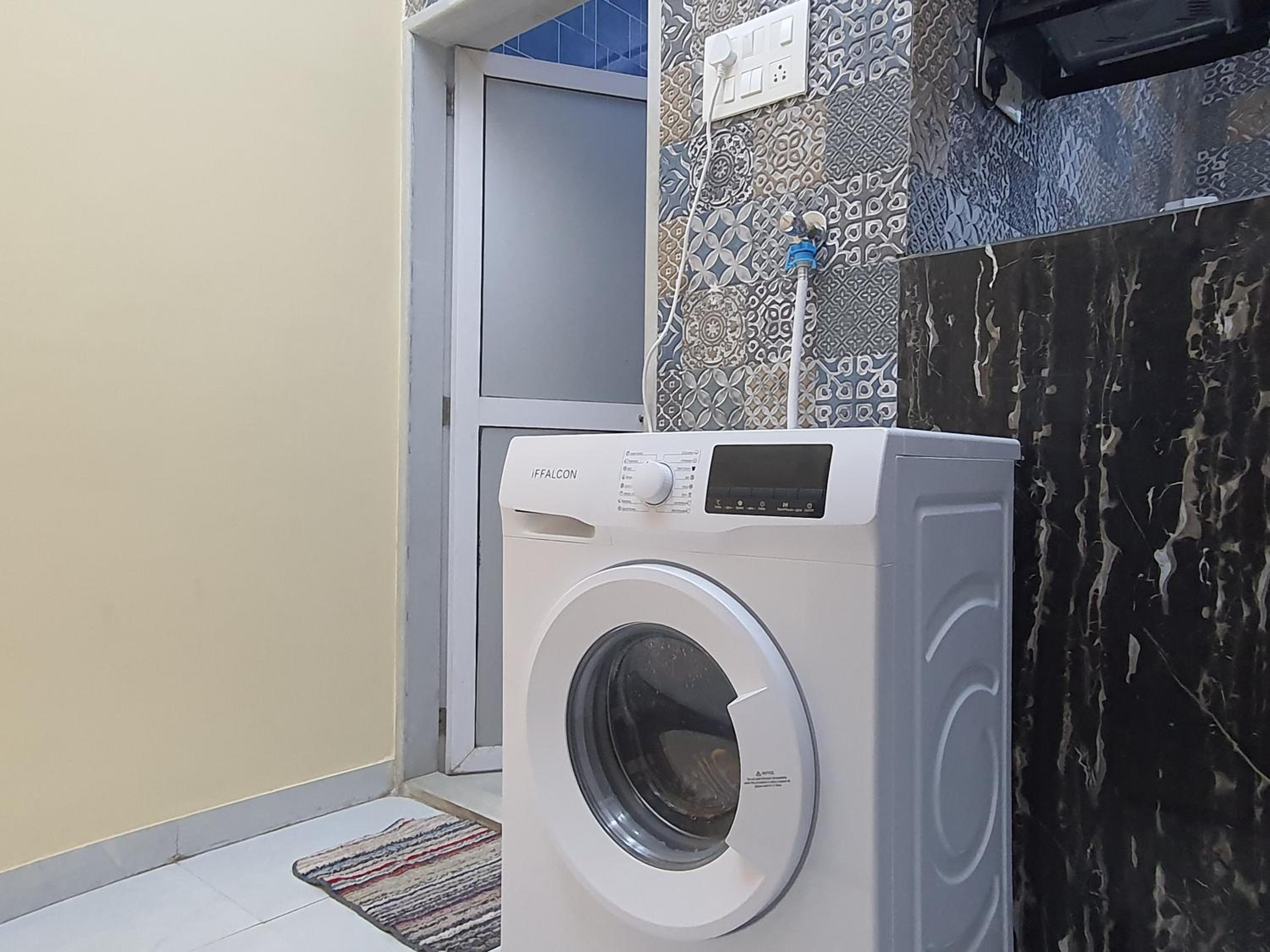 One-Bedroom Apartment - Photo 2