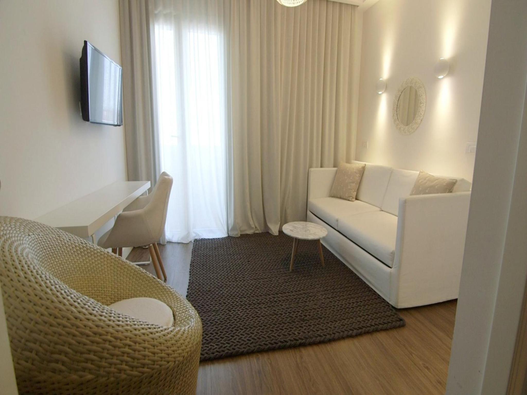 S - SUITE D - Photo 9