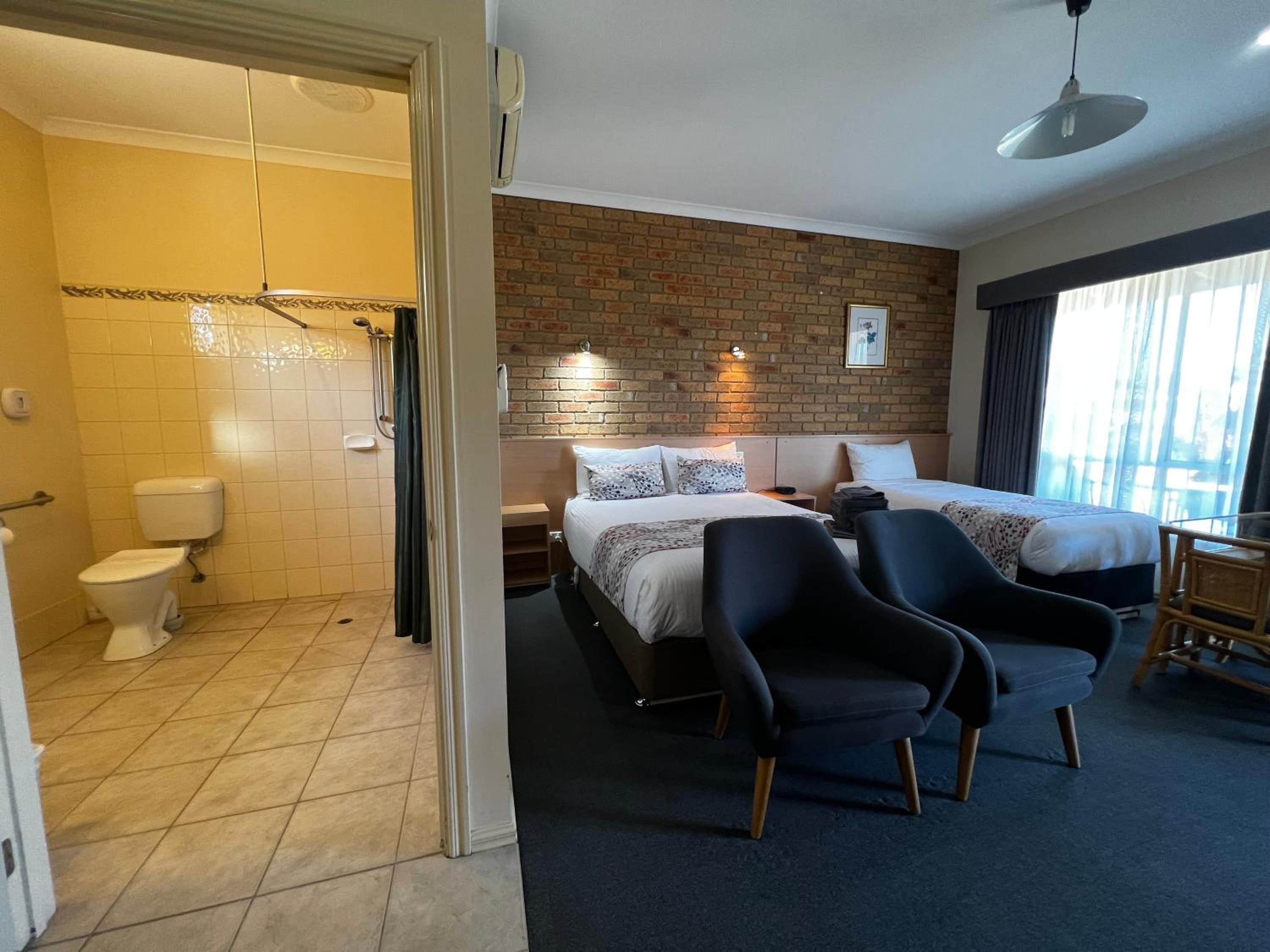 Twin Room - Photo 3