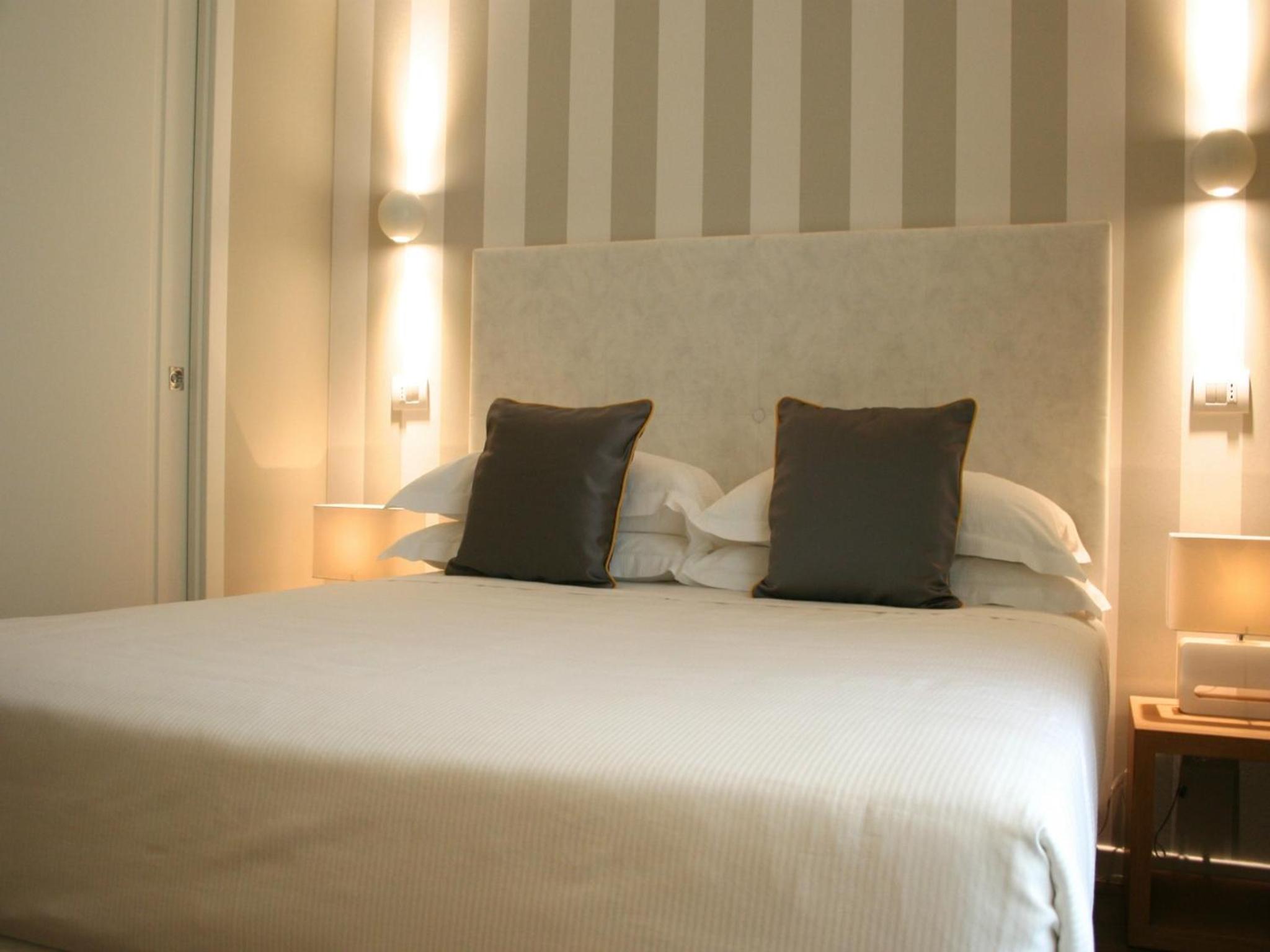 S - SUITE D - Photo 8