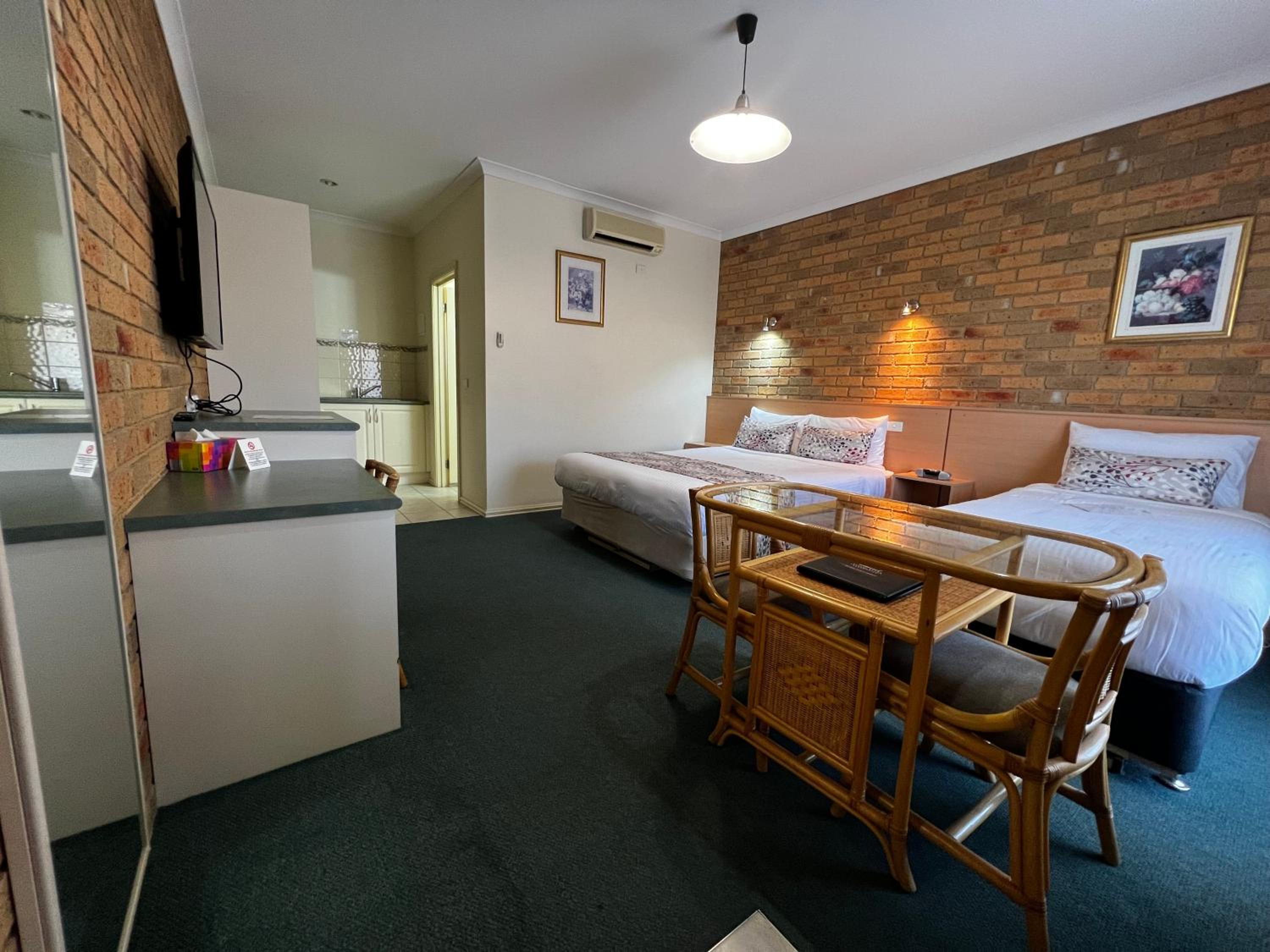 Twin Room - Photo 2
