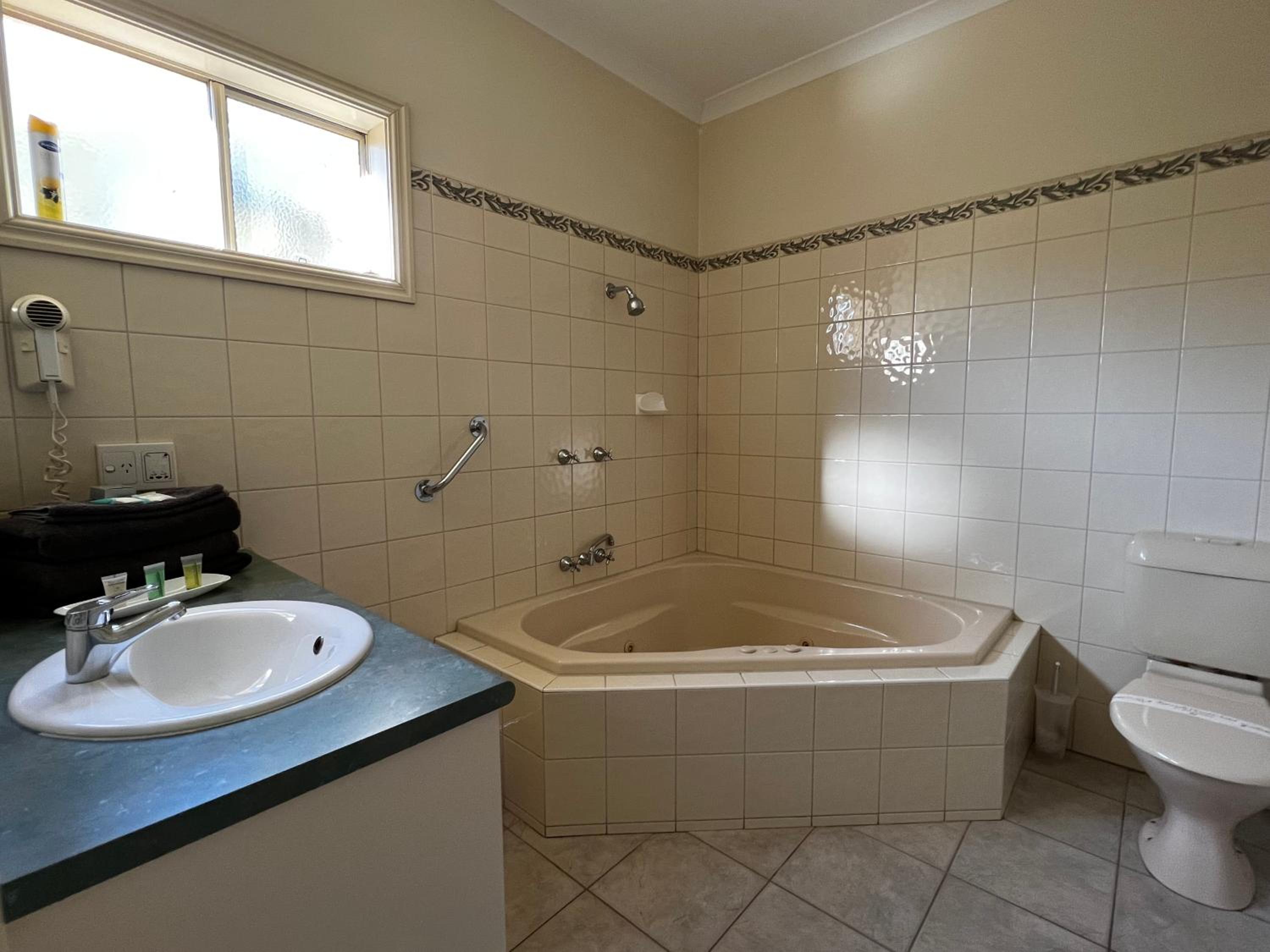Queen Room with Spa Bath - Photo 3