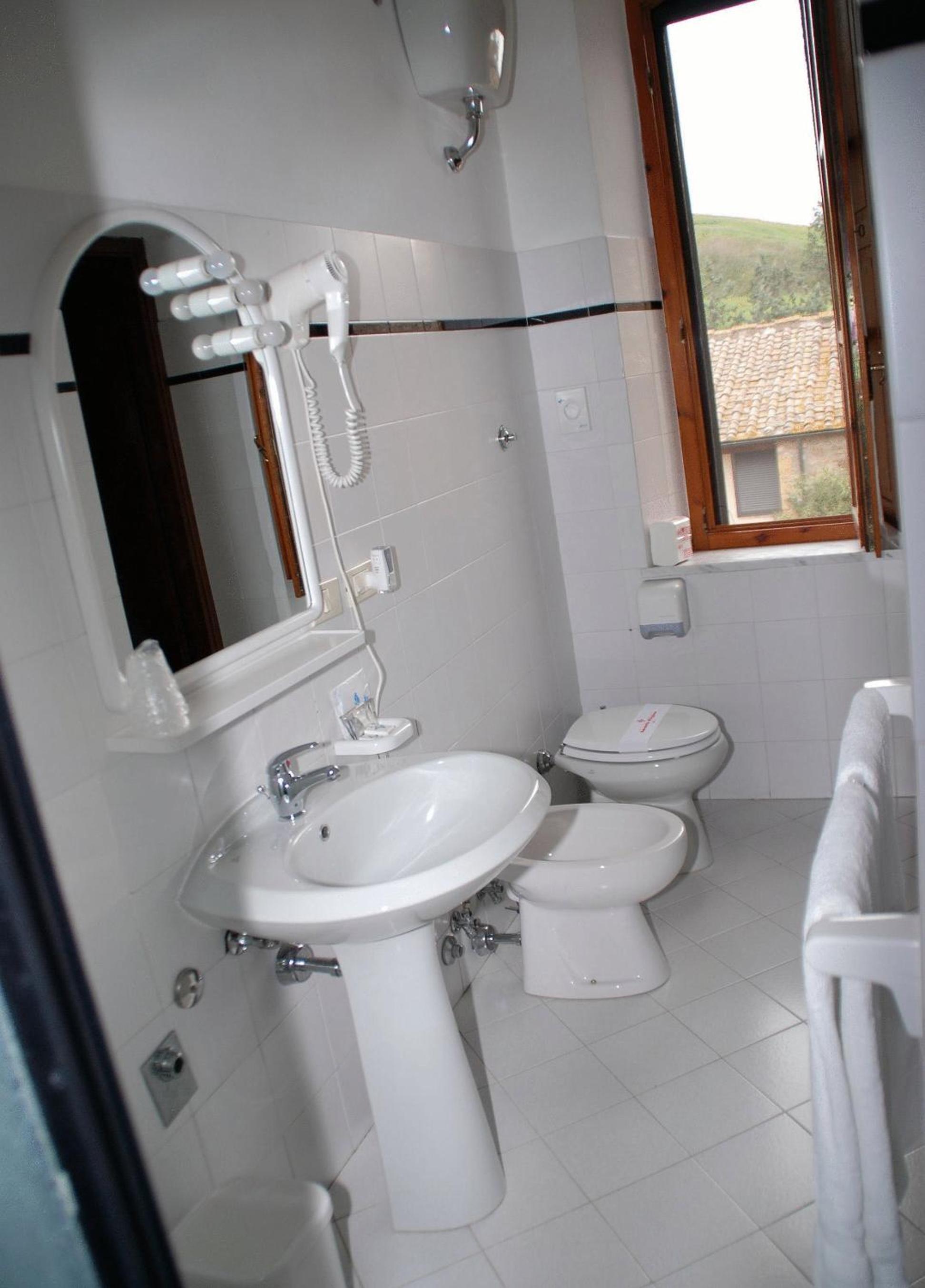 Double or Twin Room - Photo 13