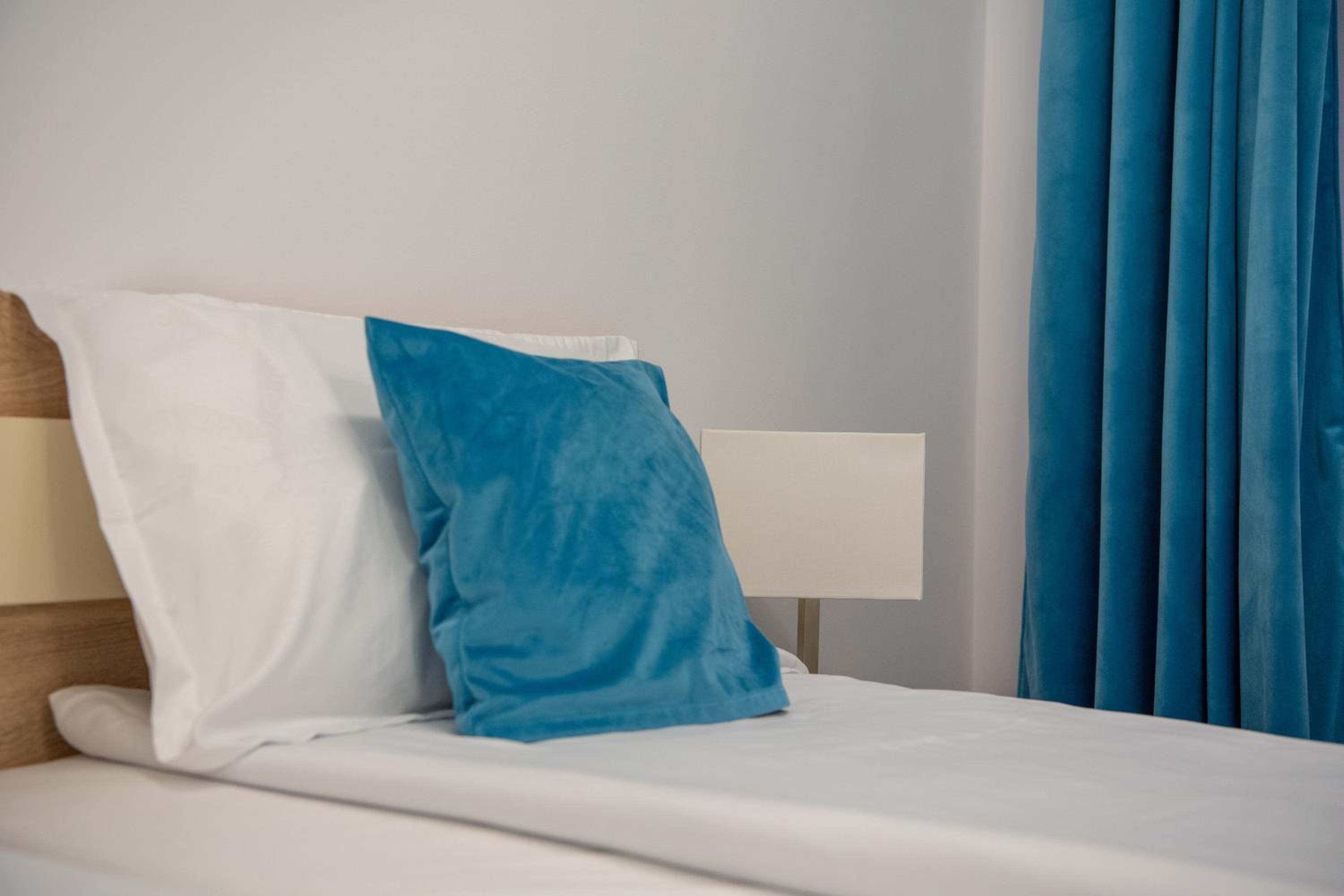 Twin Room - Photo 12