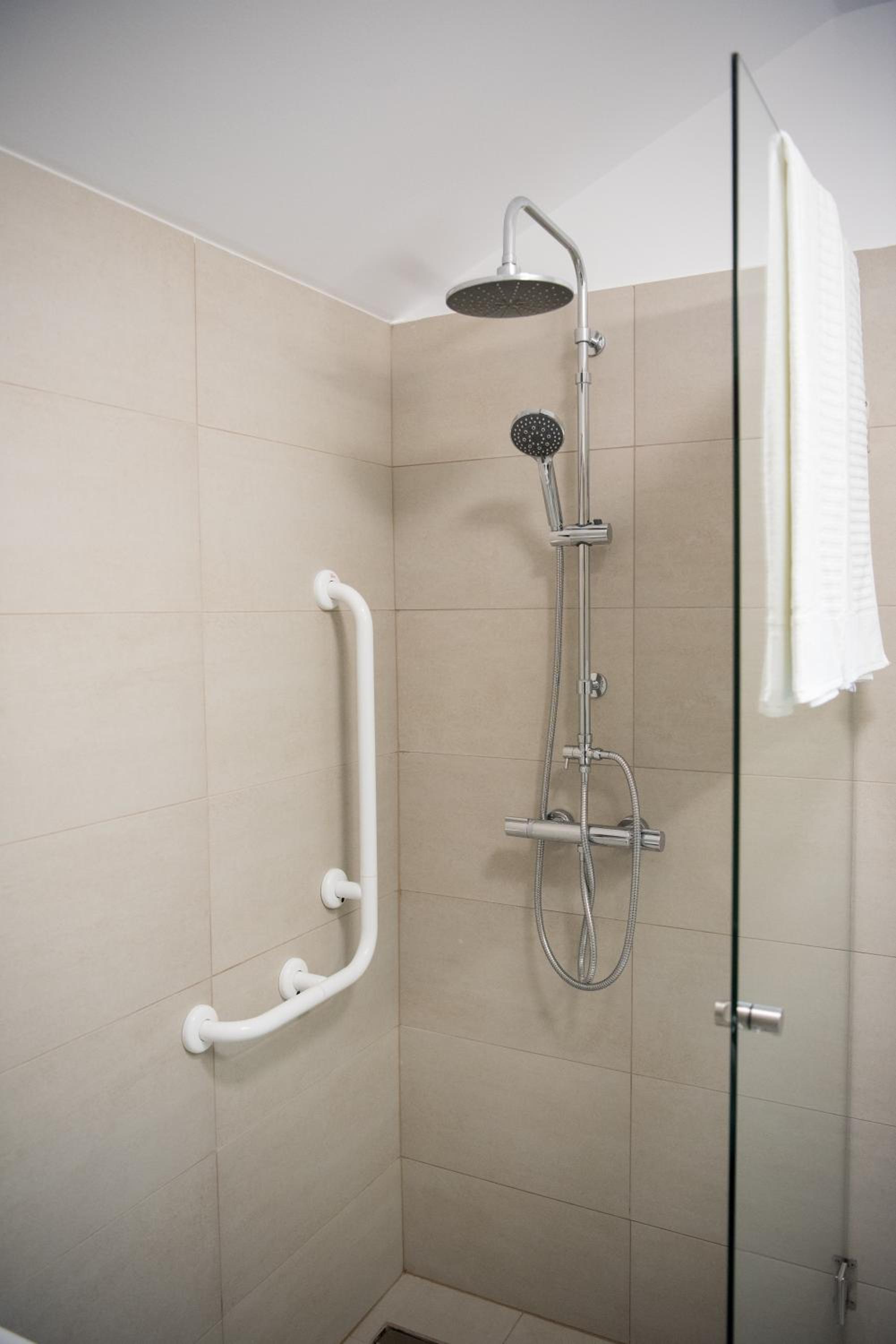 King Room - Disability Access - Photo 8