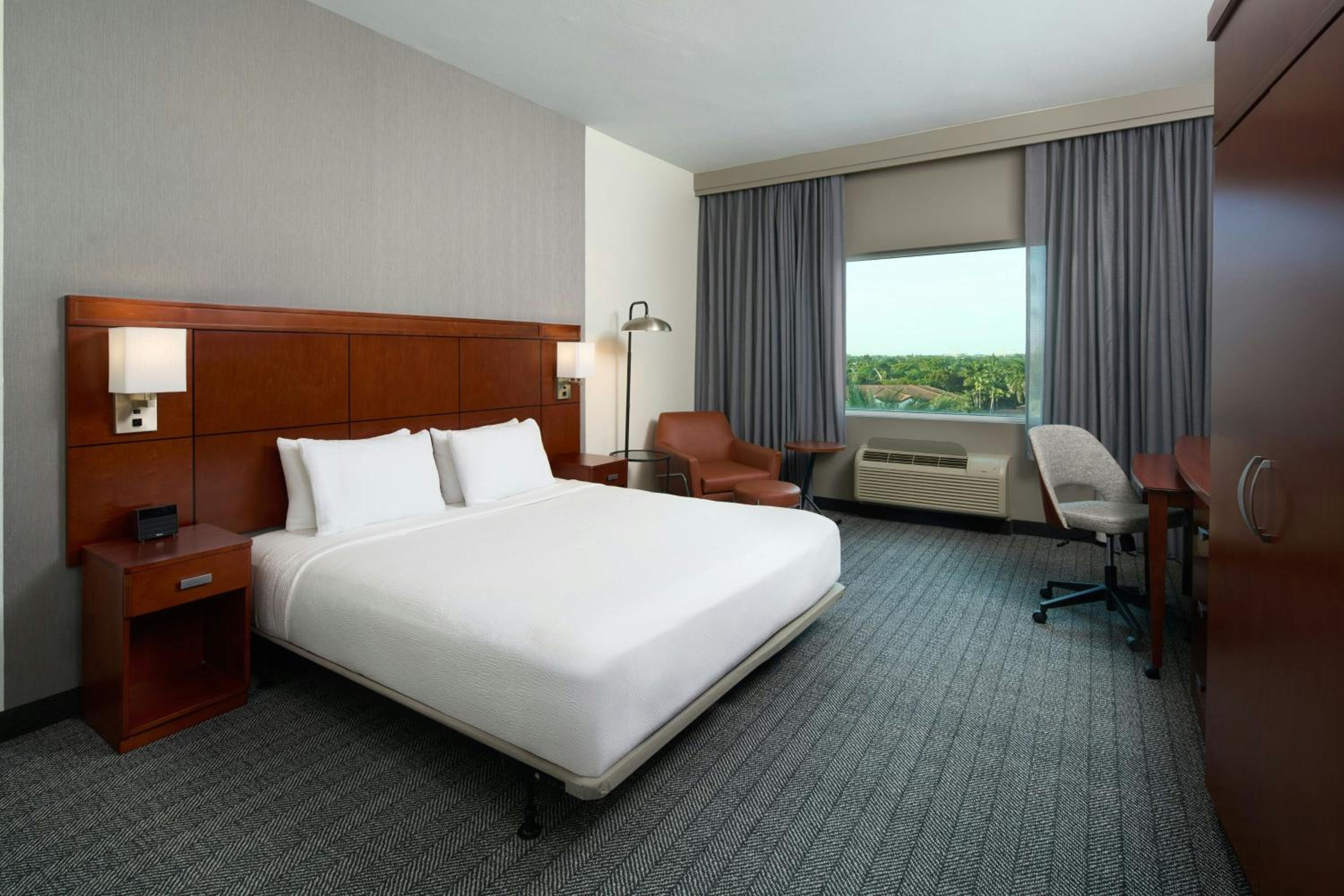 King Room with Roll-In Shower - Mobility Access/Hearing Accessible
