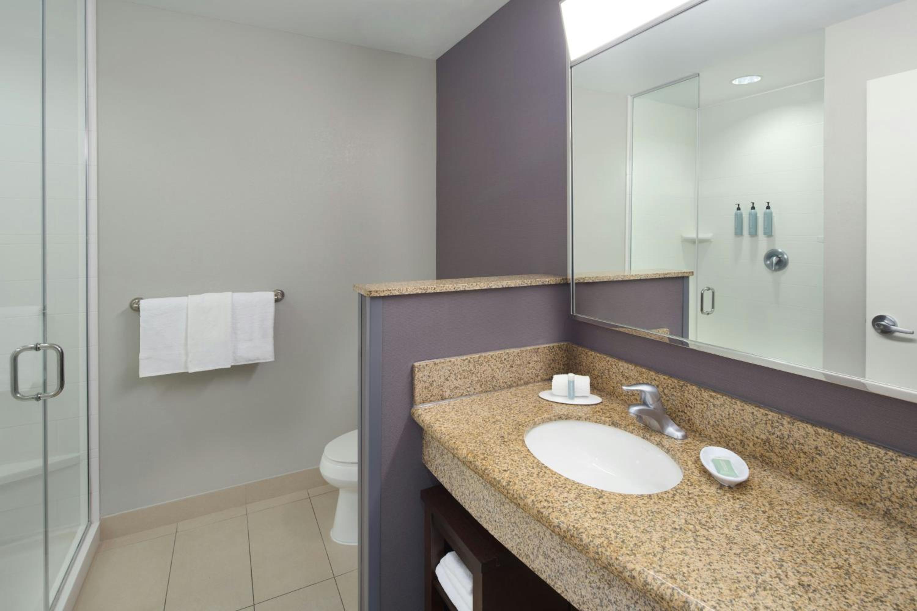 Queen Room with Two Queen Beds - Hearing Accessible