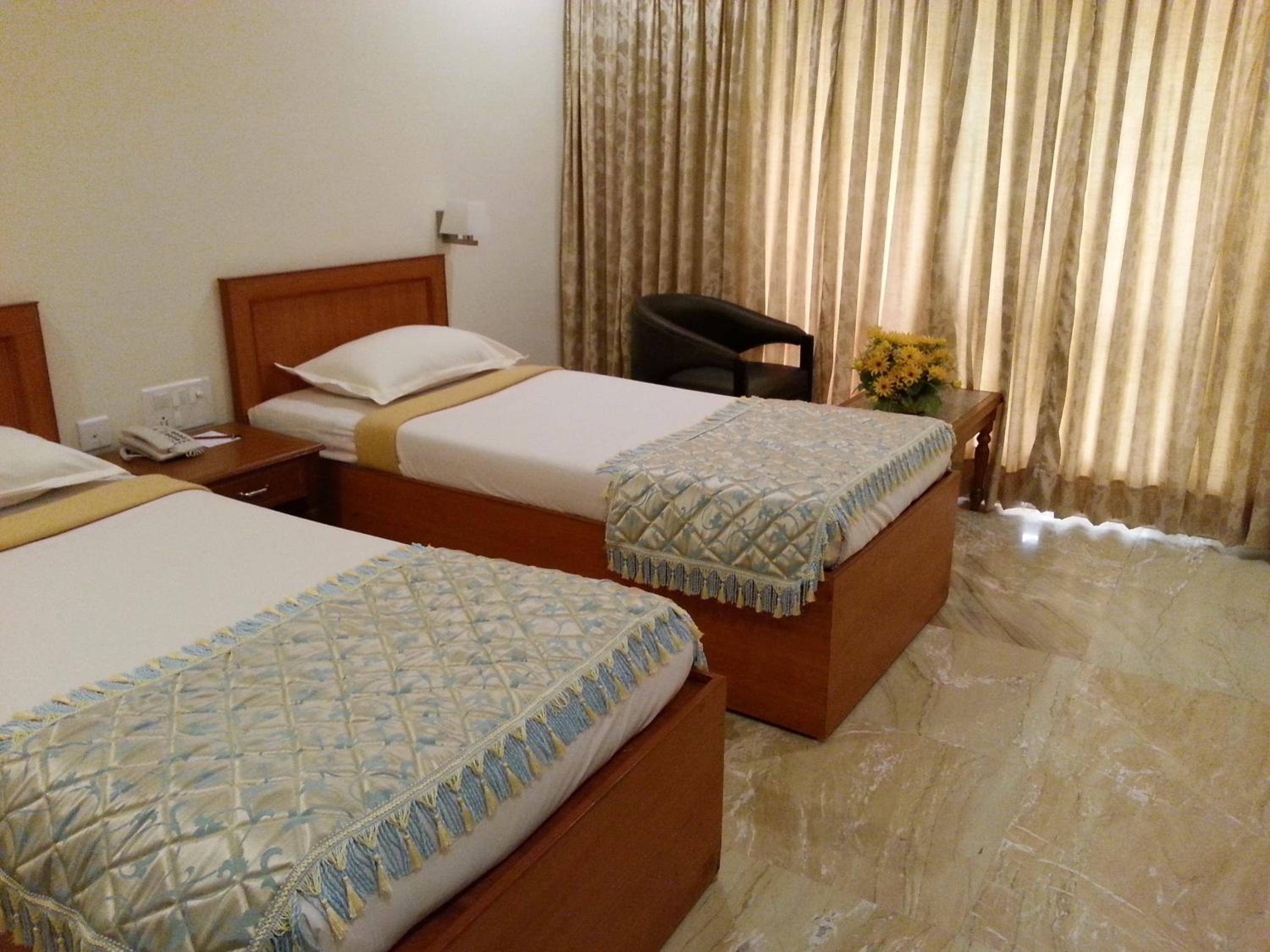 Standard Double or Twin Room - Photo 10