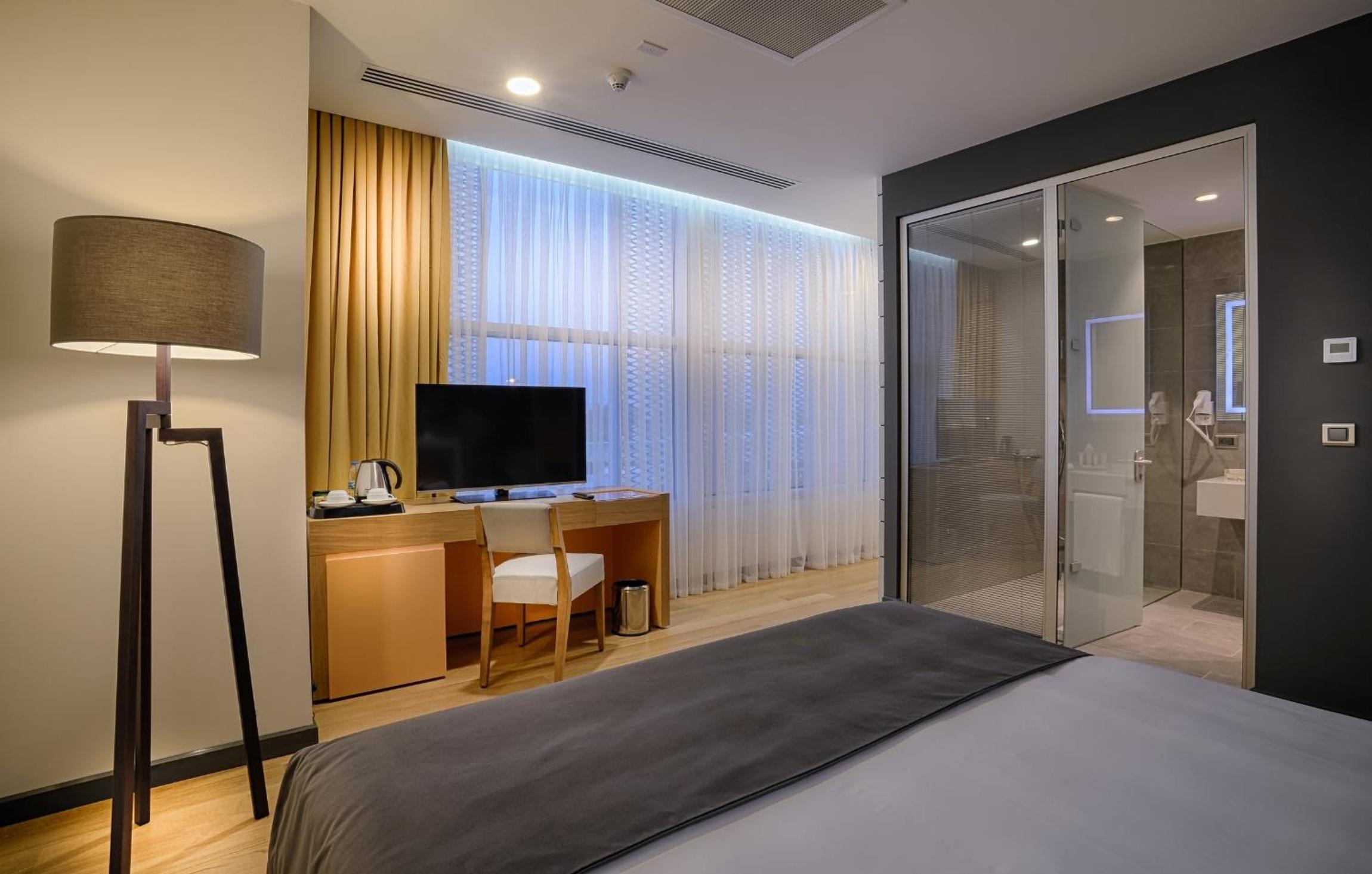 Suite - Photo 1