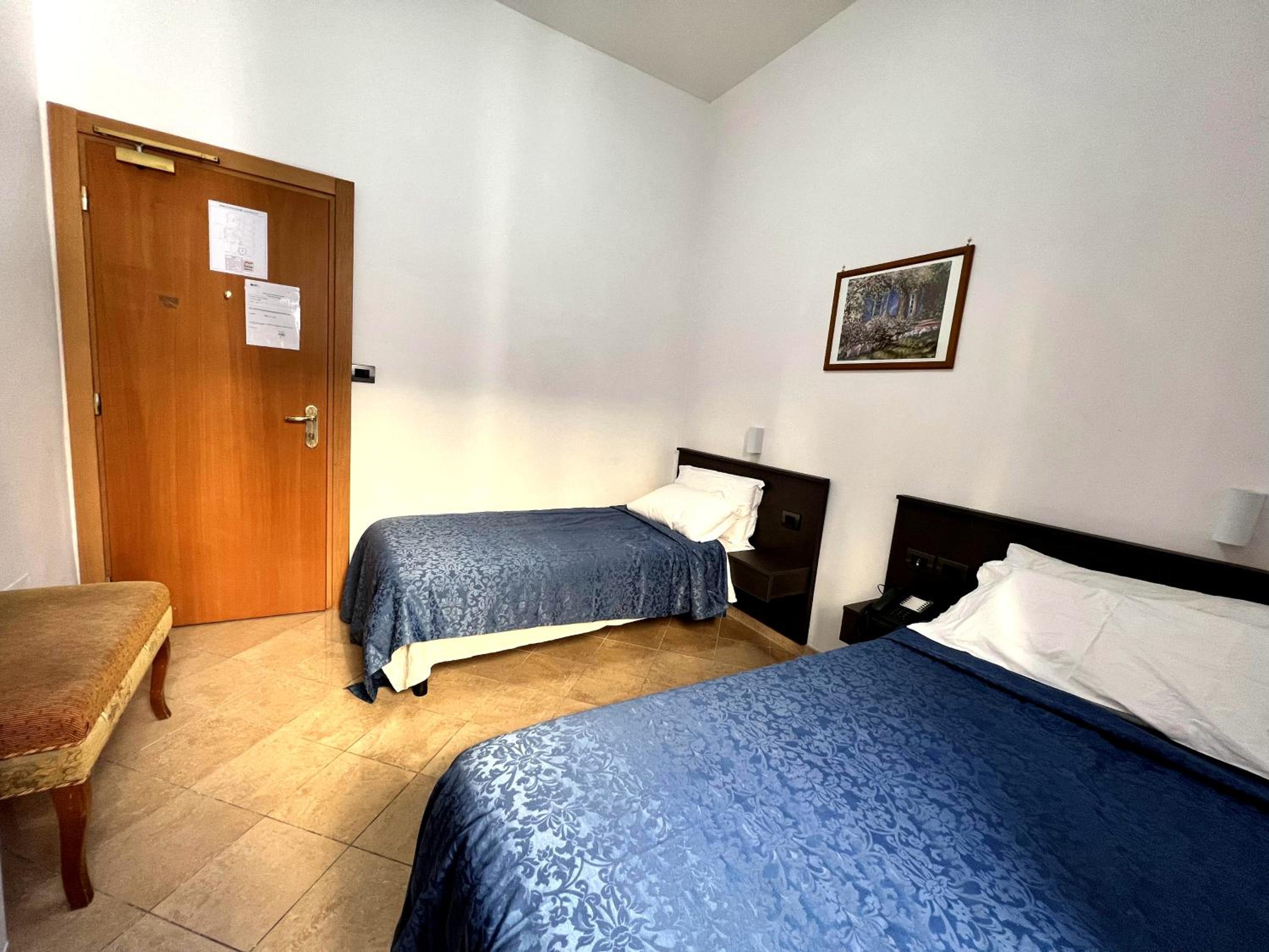 Twin Room with Private External Bathroom photo 3