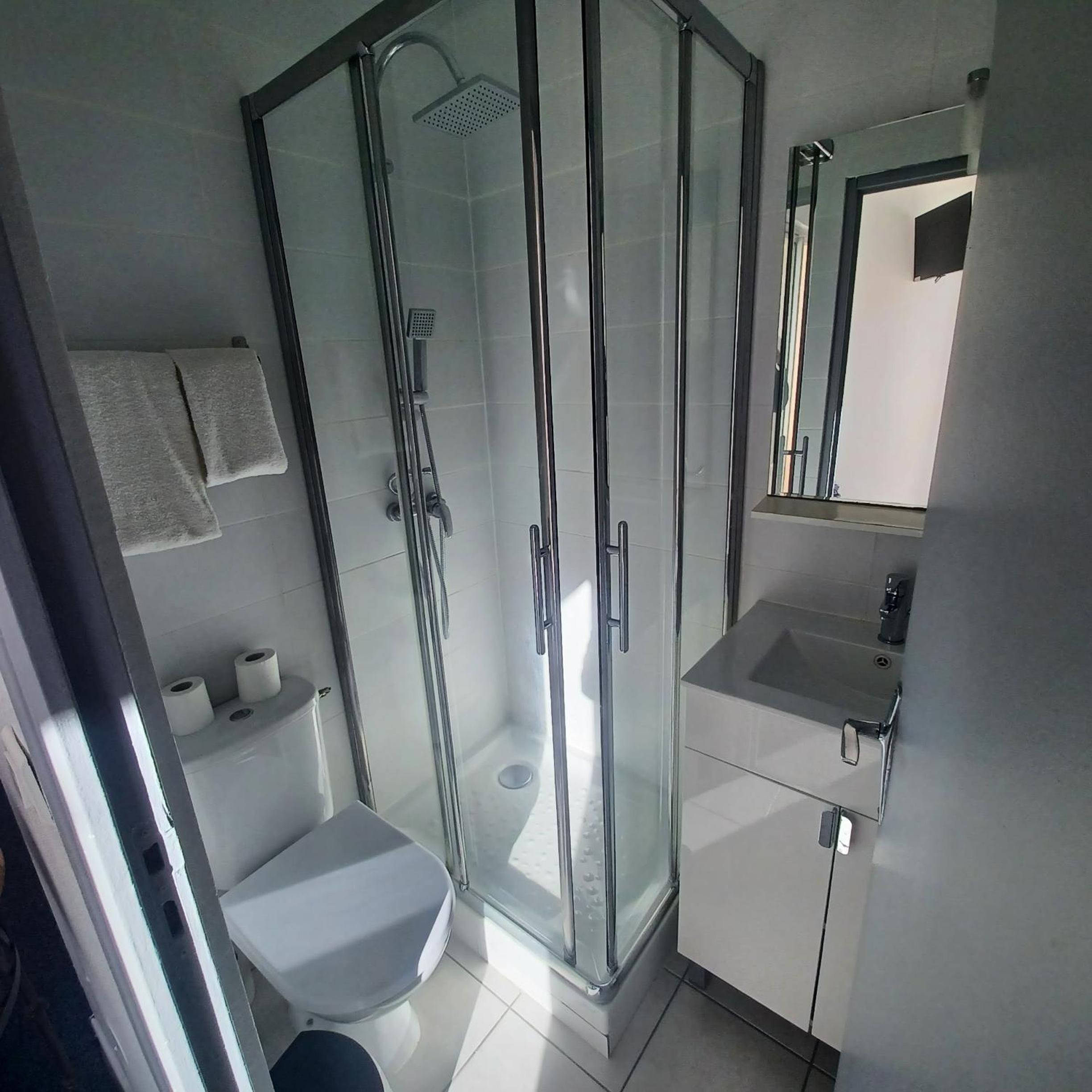 Double Room - Photo 8