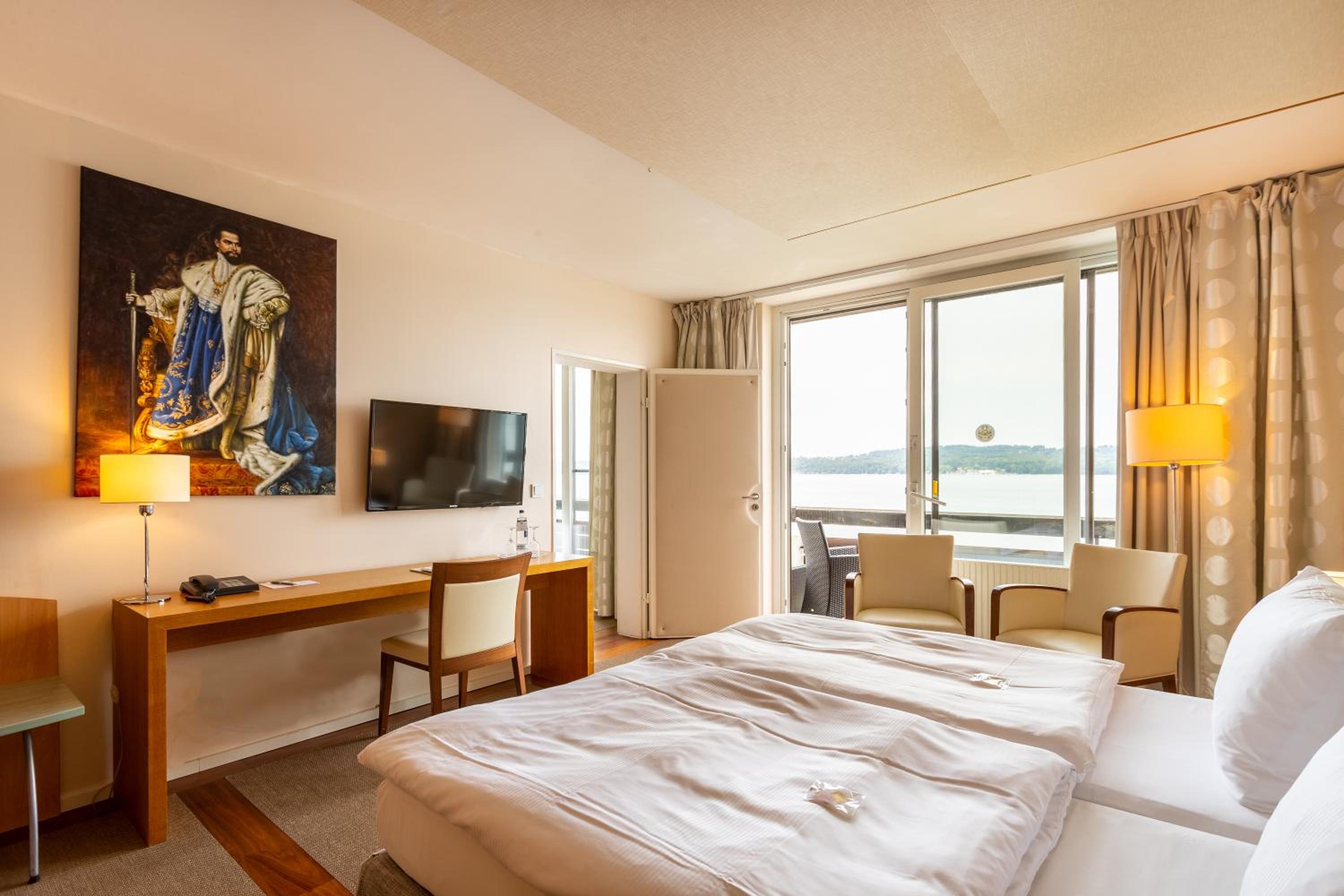 Double Room with Lake View - Photo 2