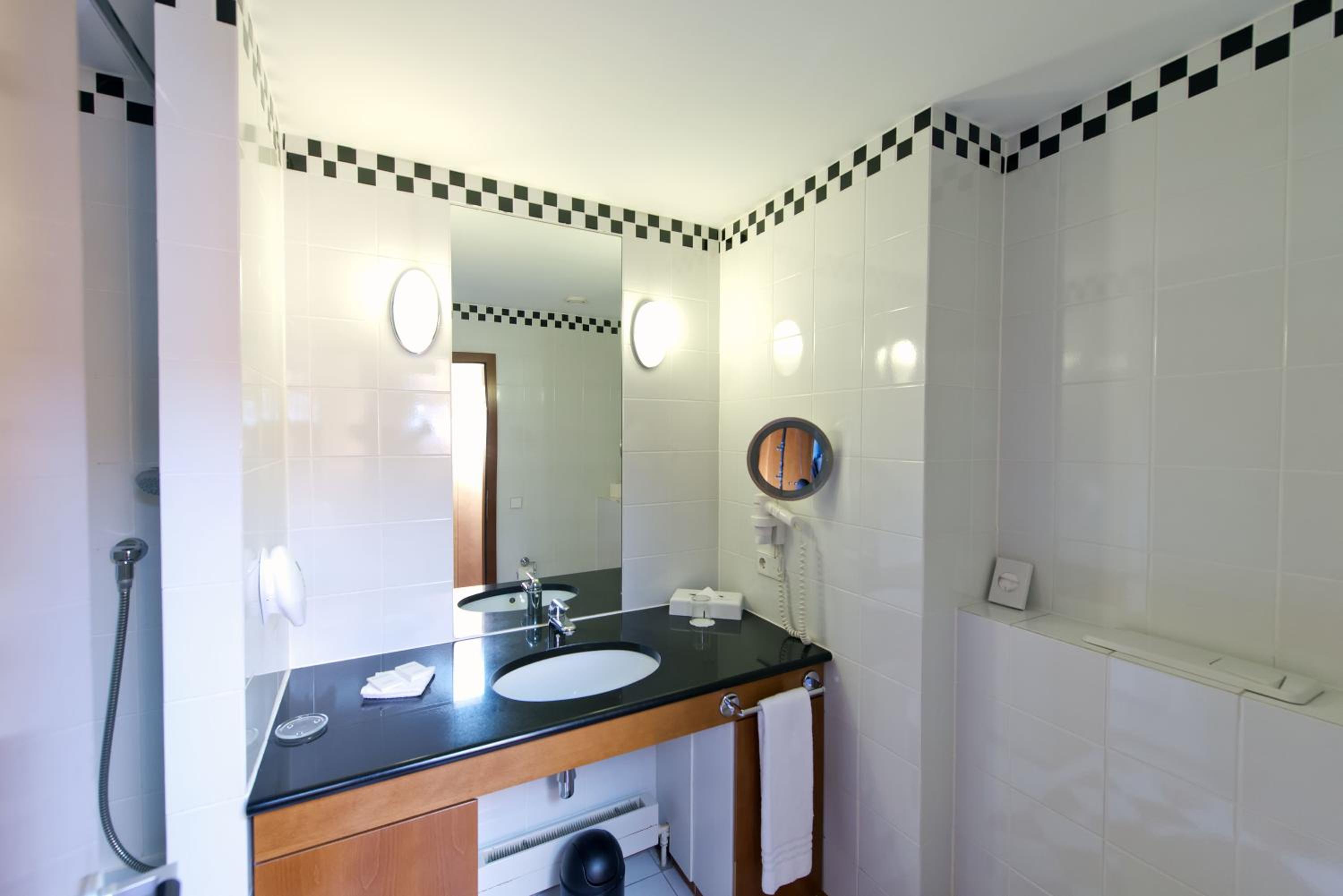 Standard Twin Room - Photo 5