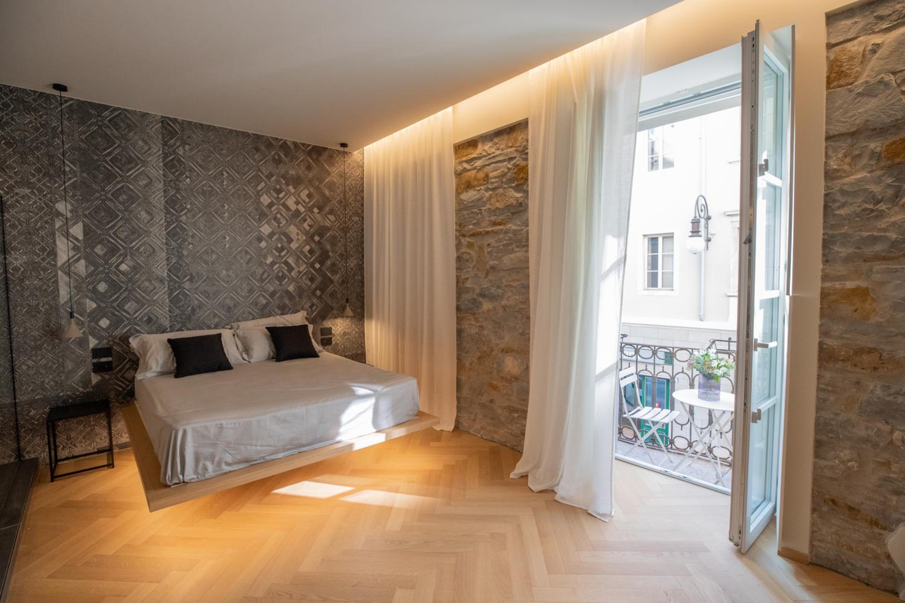 King Suite with Balcony photo 1