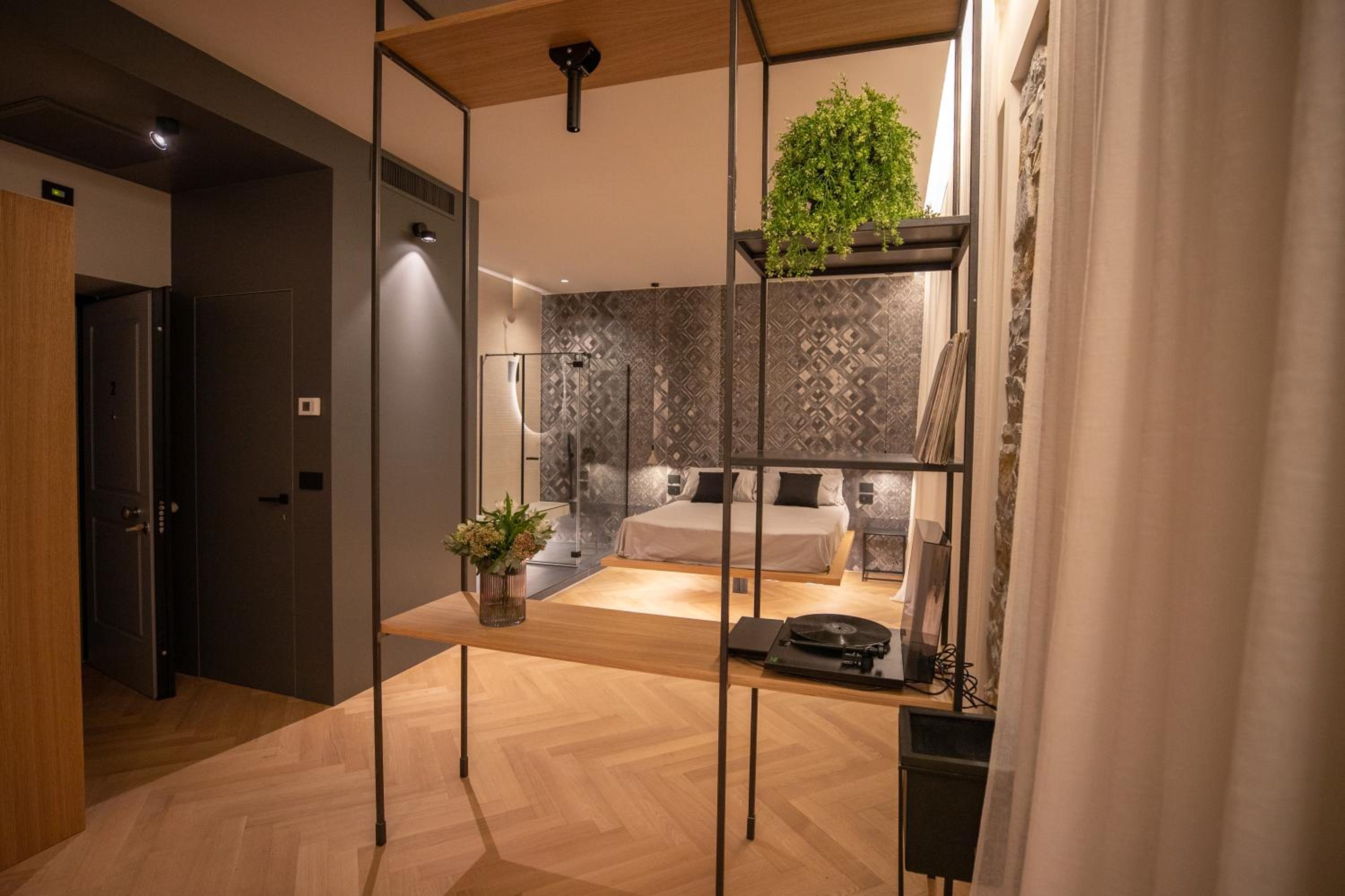 King Suite with Balcony photo 2
