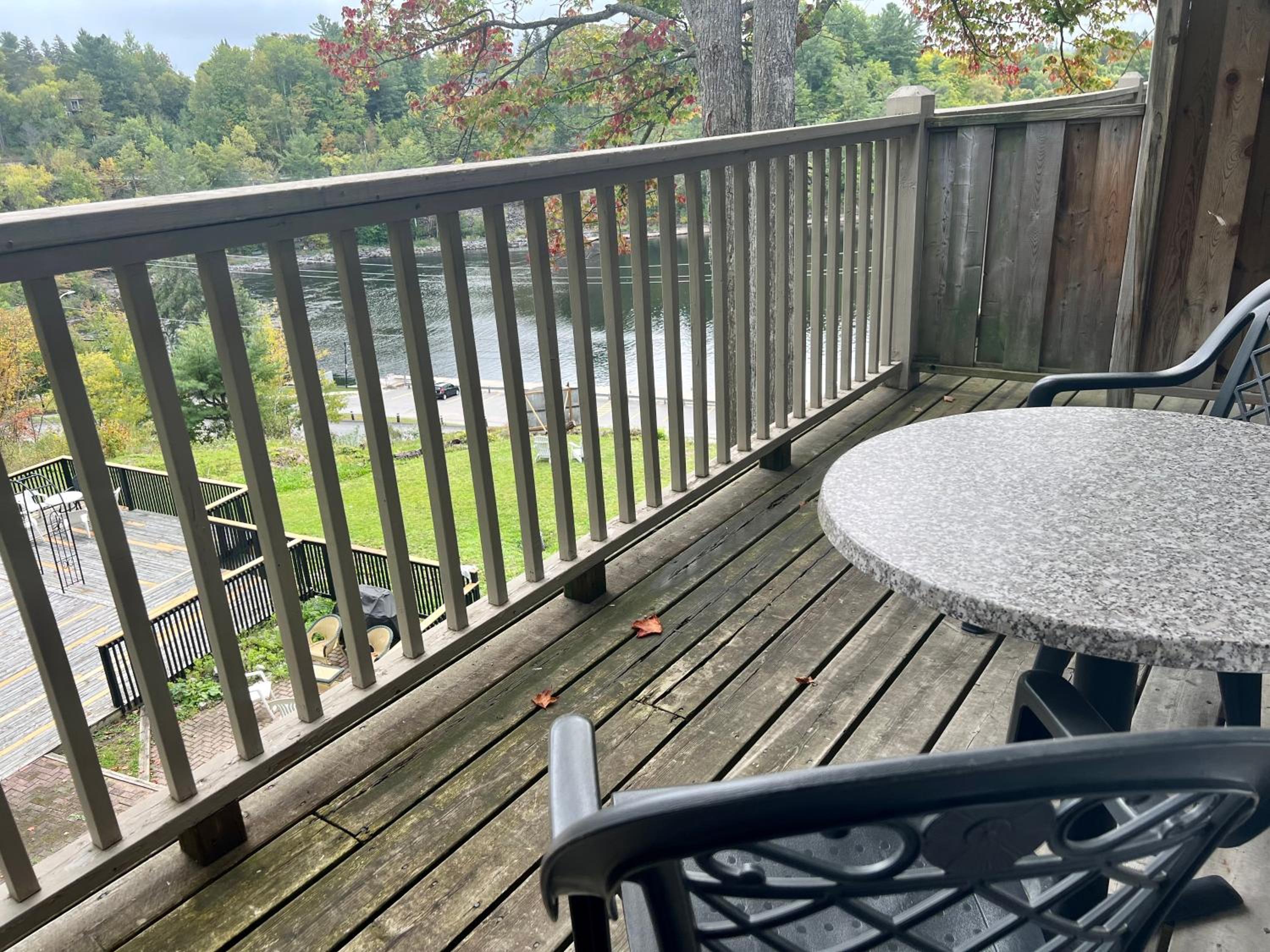 Superior King Room with Lake View photo 3