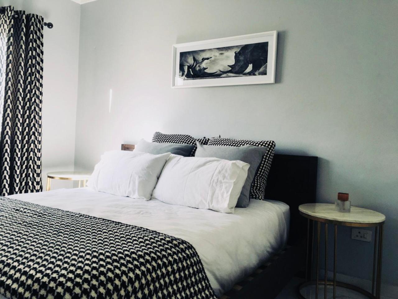 Three-Bedroom House - Photo 9